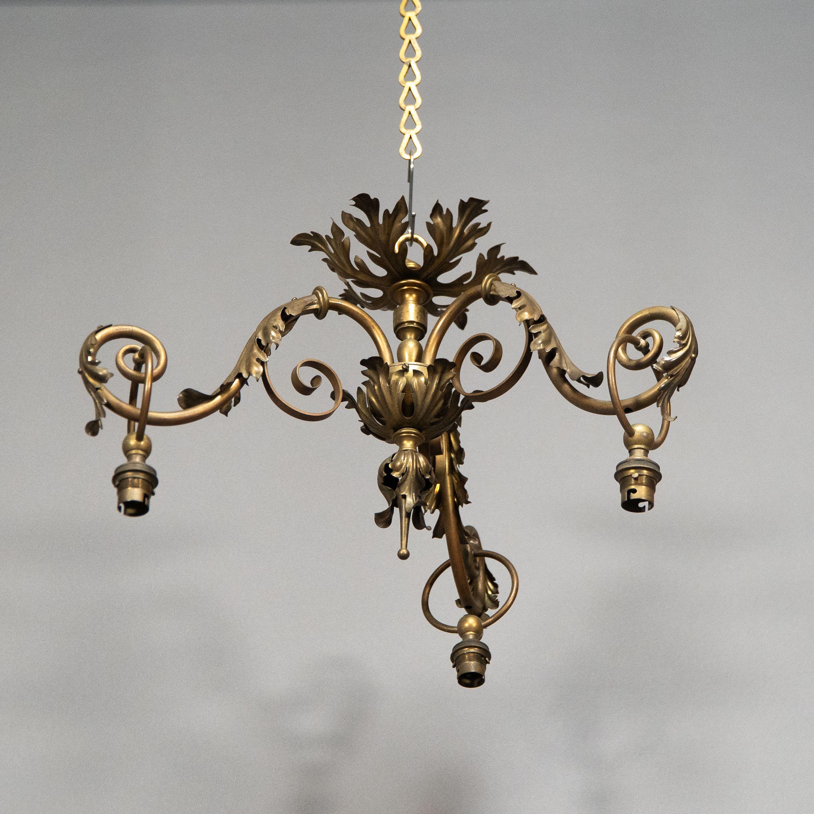 Arts & Crafts Plafonnier en laiton à trois branches et quatre appliques assorties en vente 4