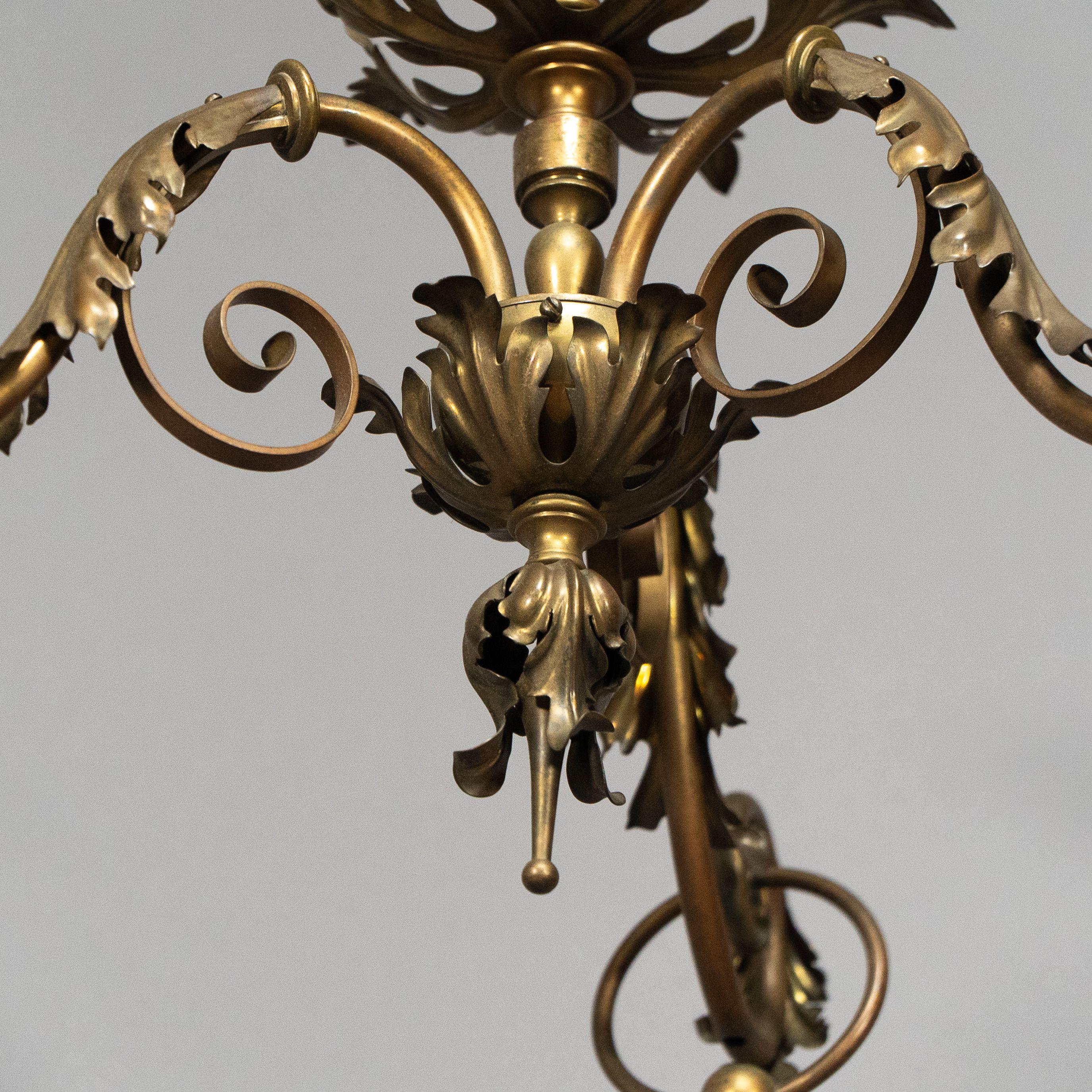 Arts & Crafts Plafonnier en laiton à trois branches et quatre appliques assorties en vente 9