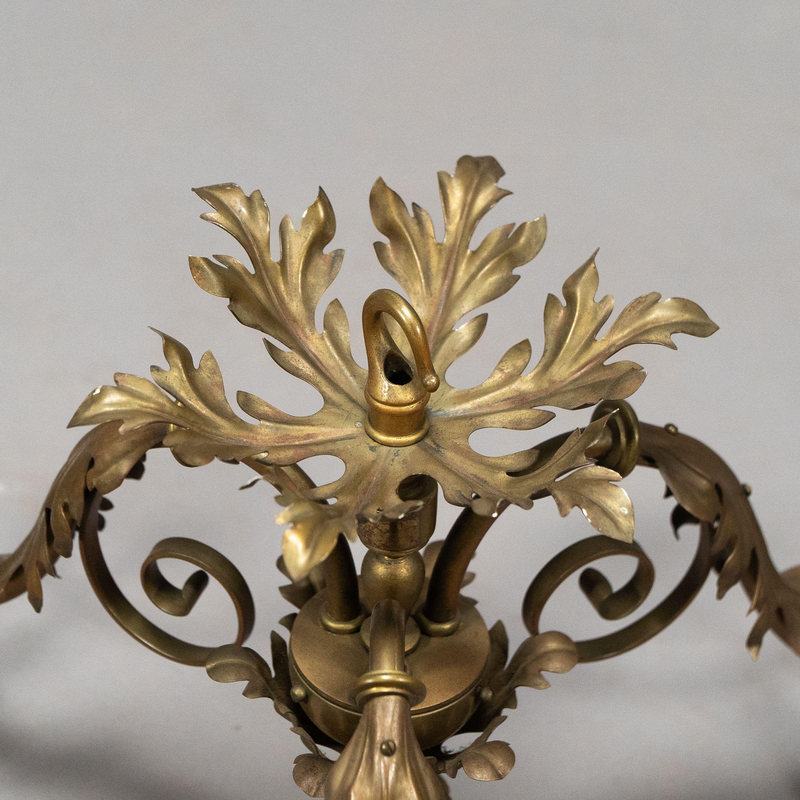 Arts & Crafts Plafonnier en laiton à trois branches et quatre appliques assorties en vente 12