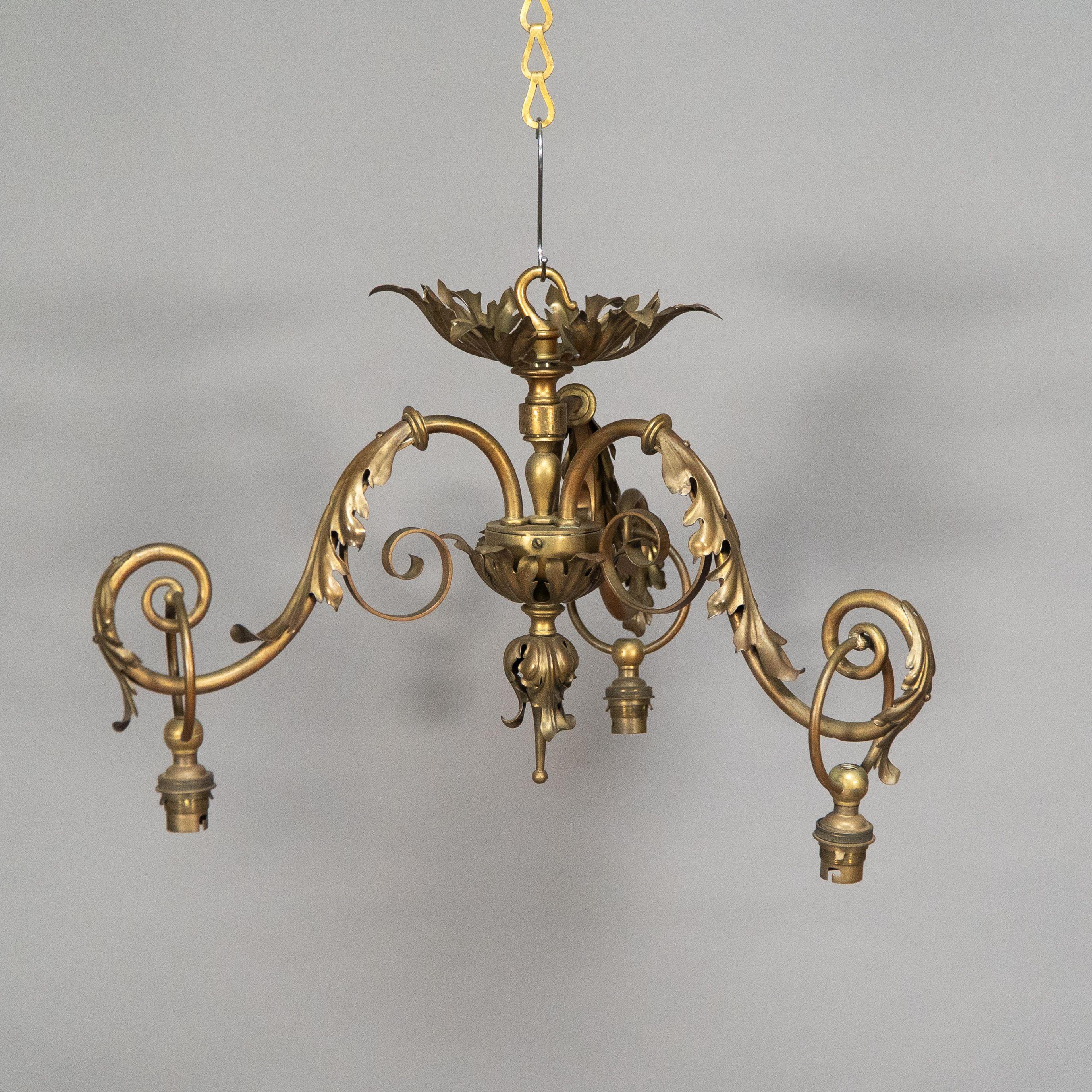 Plafonnier en laiton à trois branches de style Arts and Crafts et ensemble de quatre appliques murales assorties à deux branches avec des détails floraux stylisés. Circa 1900.
Le prix du plafonnier est de 2 000 GBP. Les quatre appliques murales