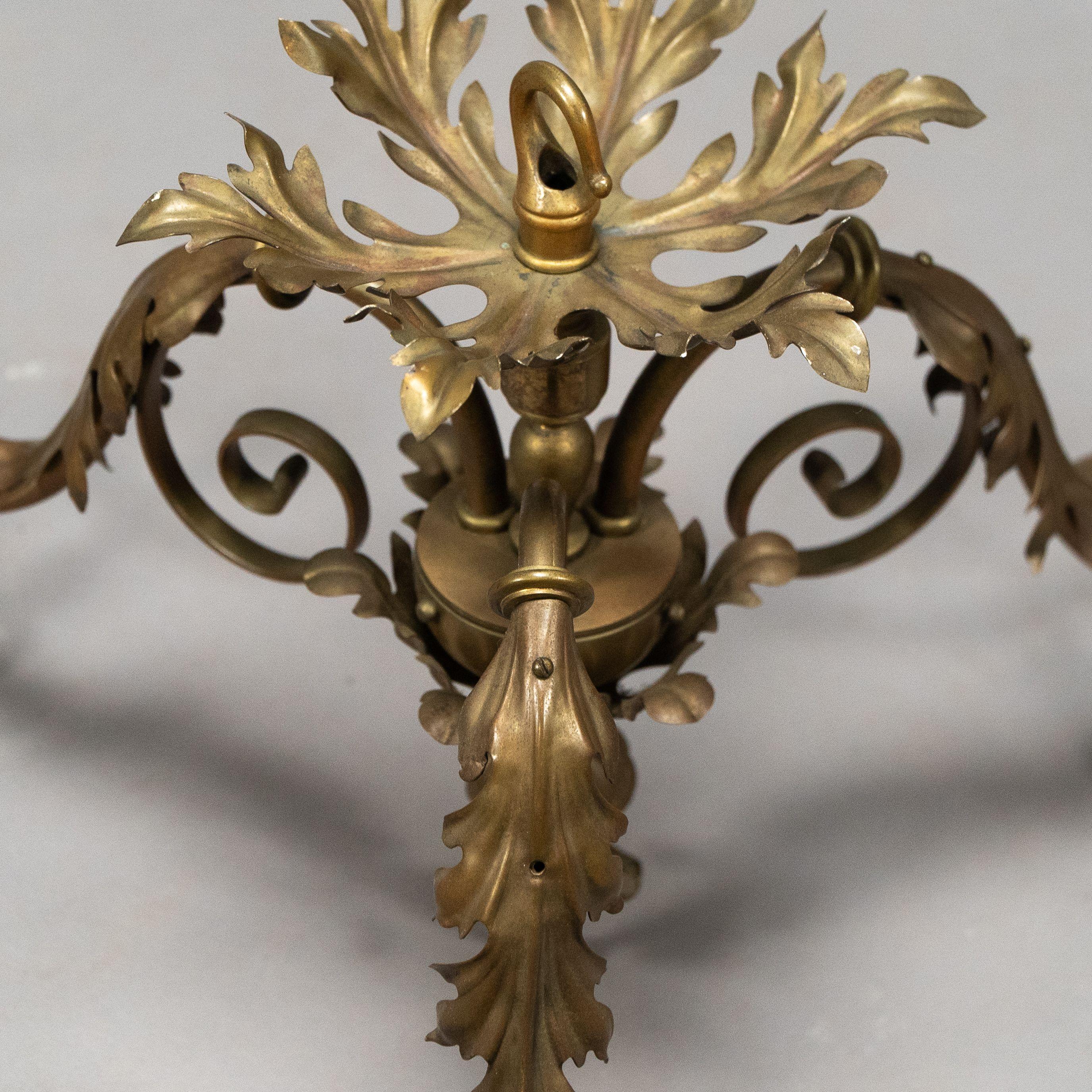 Arts & Crafts Plafonnier en laiton à trois branches et quatre appliques assorties en vente 13