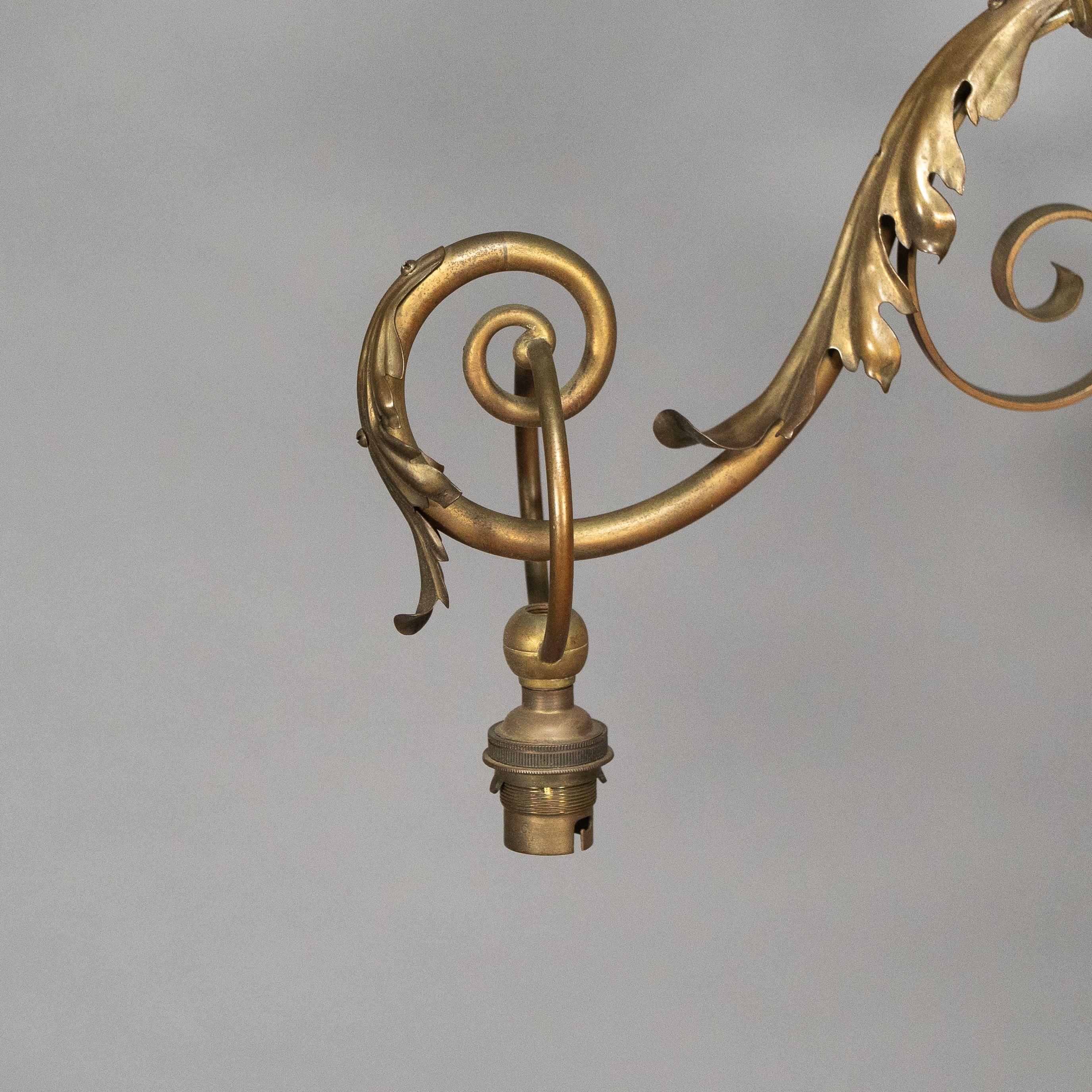 Arts and Crafts Arts & Crafts Plafonnier en laiton à trois branches et quatre appliques assorties en vente