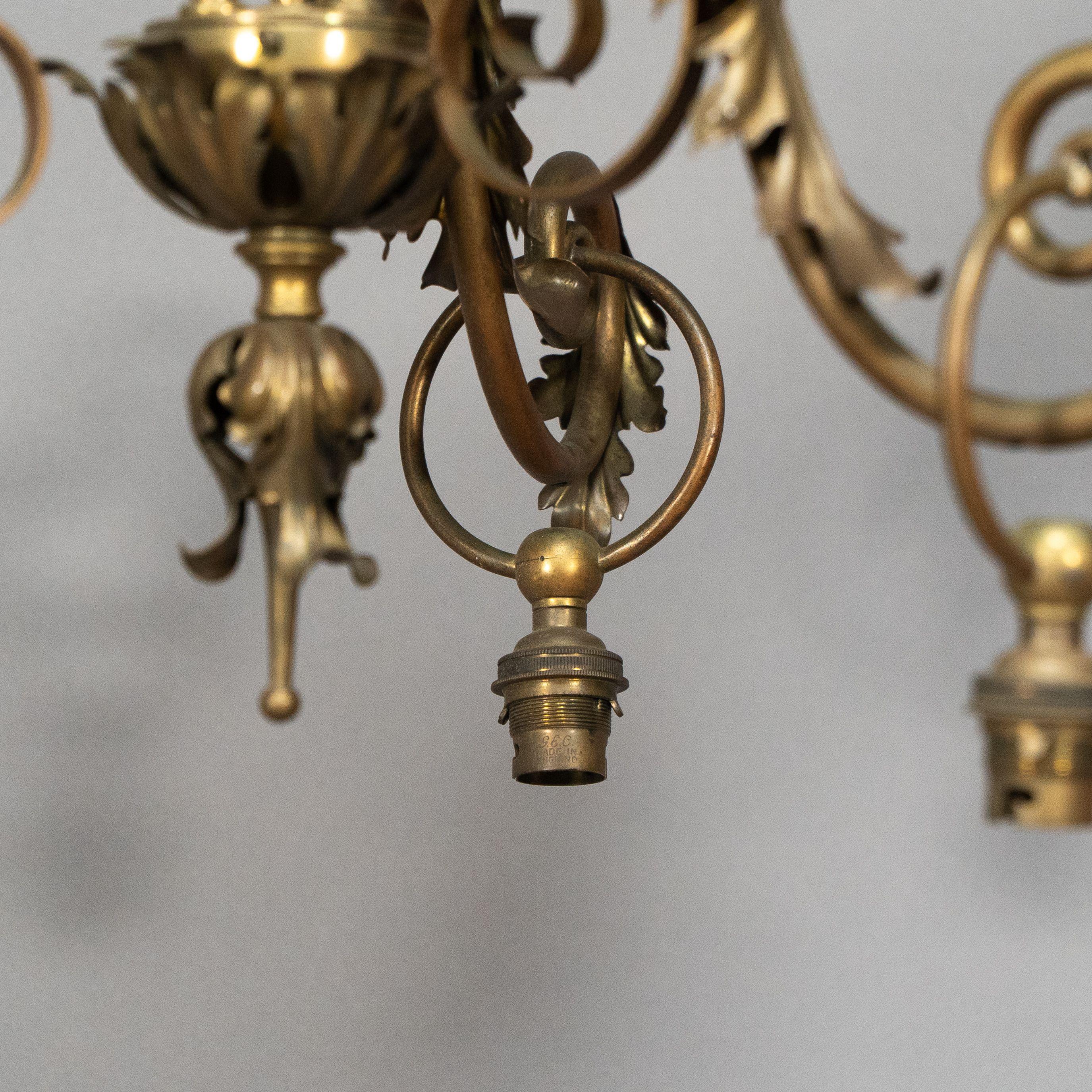 Début du 20ème siècle Arts & Crafts Plafonnier en laiton à trois branches et quatre appliques assorties en vente
