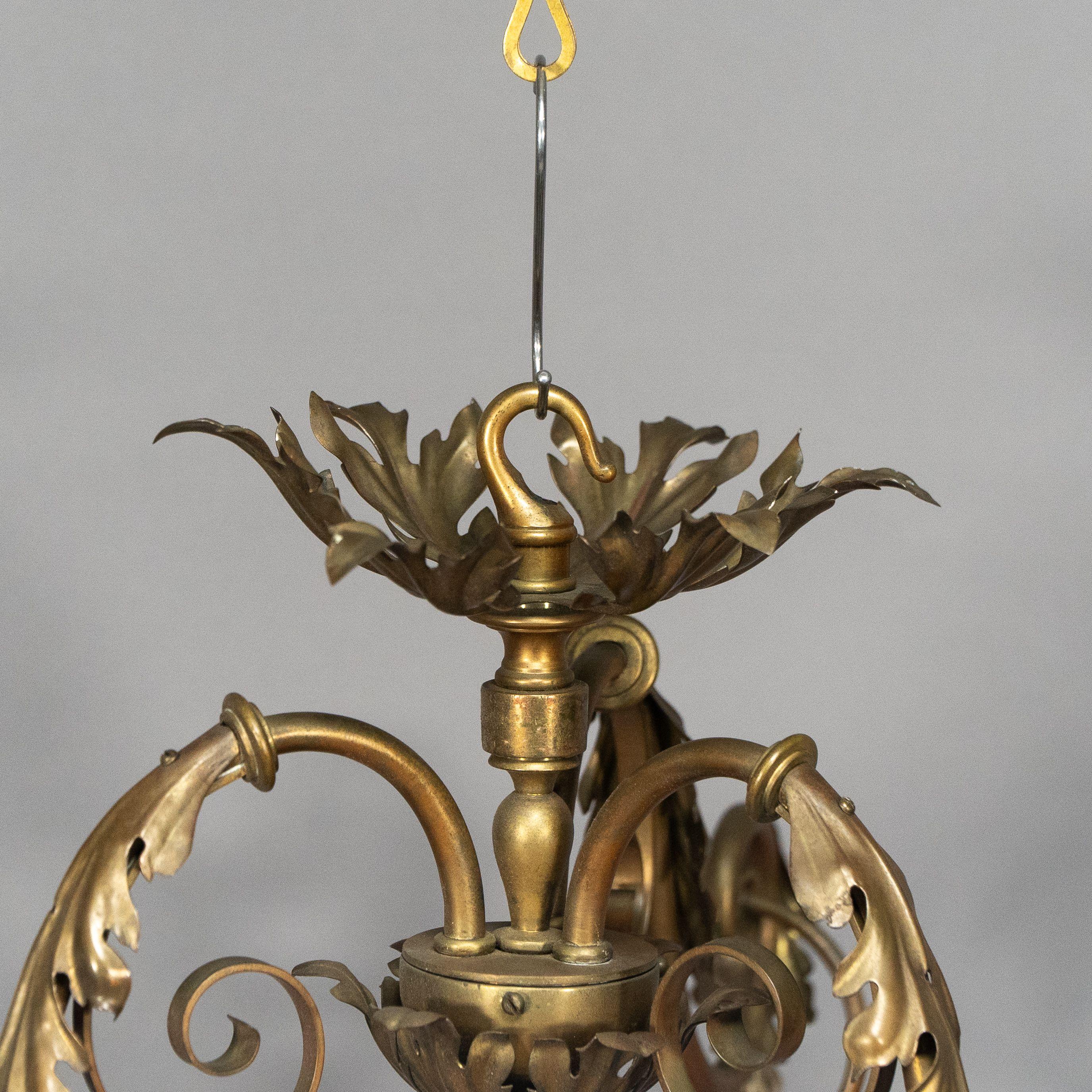 Laiton Arts & Crafts Plafonnier en laiton à trois branches et quatre appliques assorties en vente