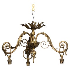Arts & Crafts Plafonnier en laiton à trois branches et quatre appliques assorties