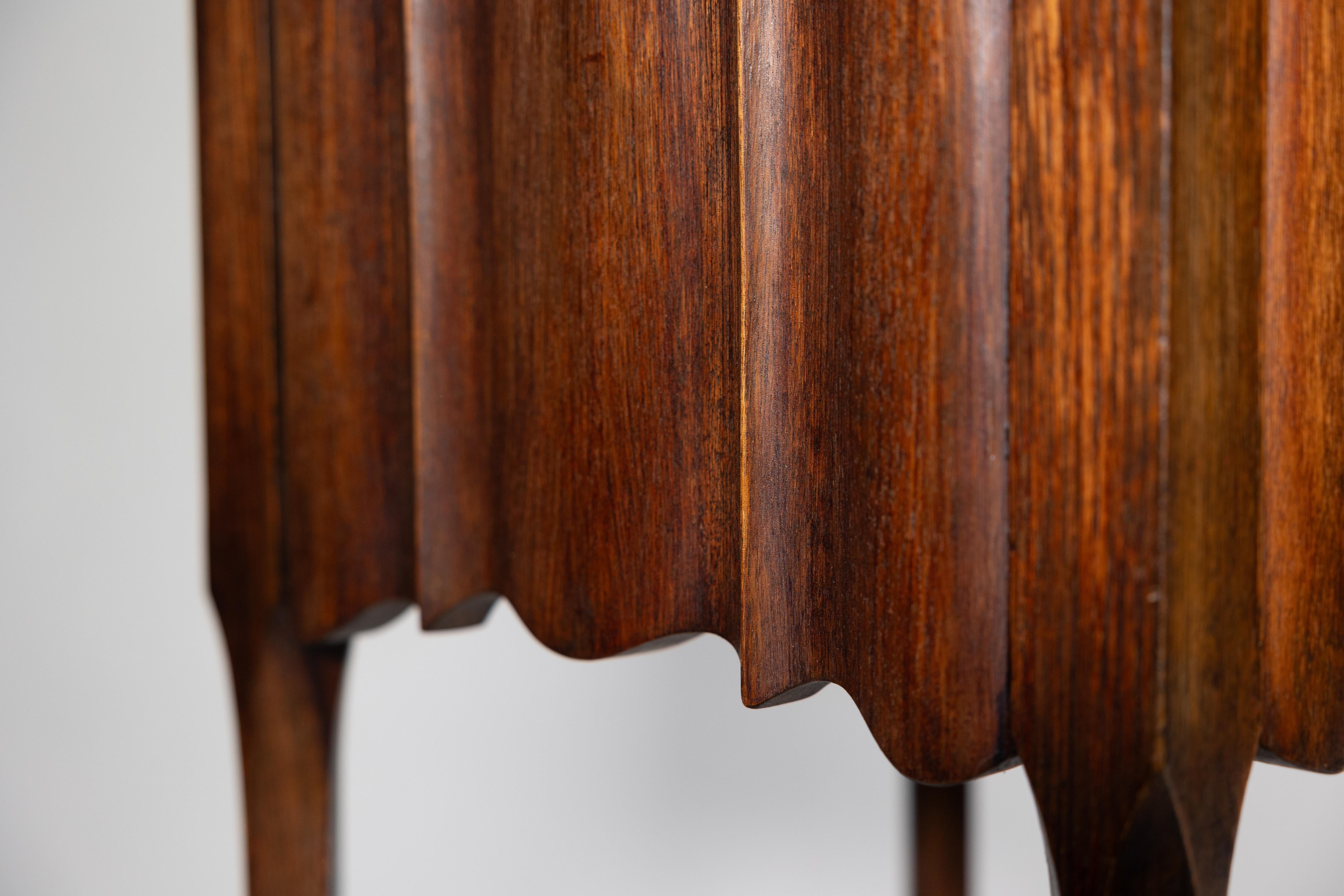 Un portapiante in noce di stile Arts and Crafts con piano sagomato e lati a coste in vendita 7