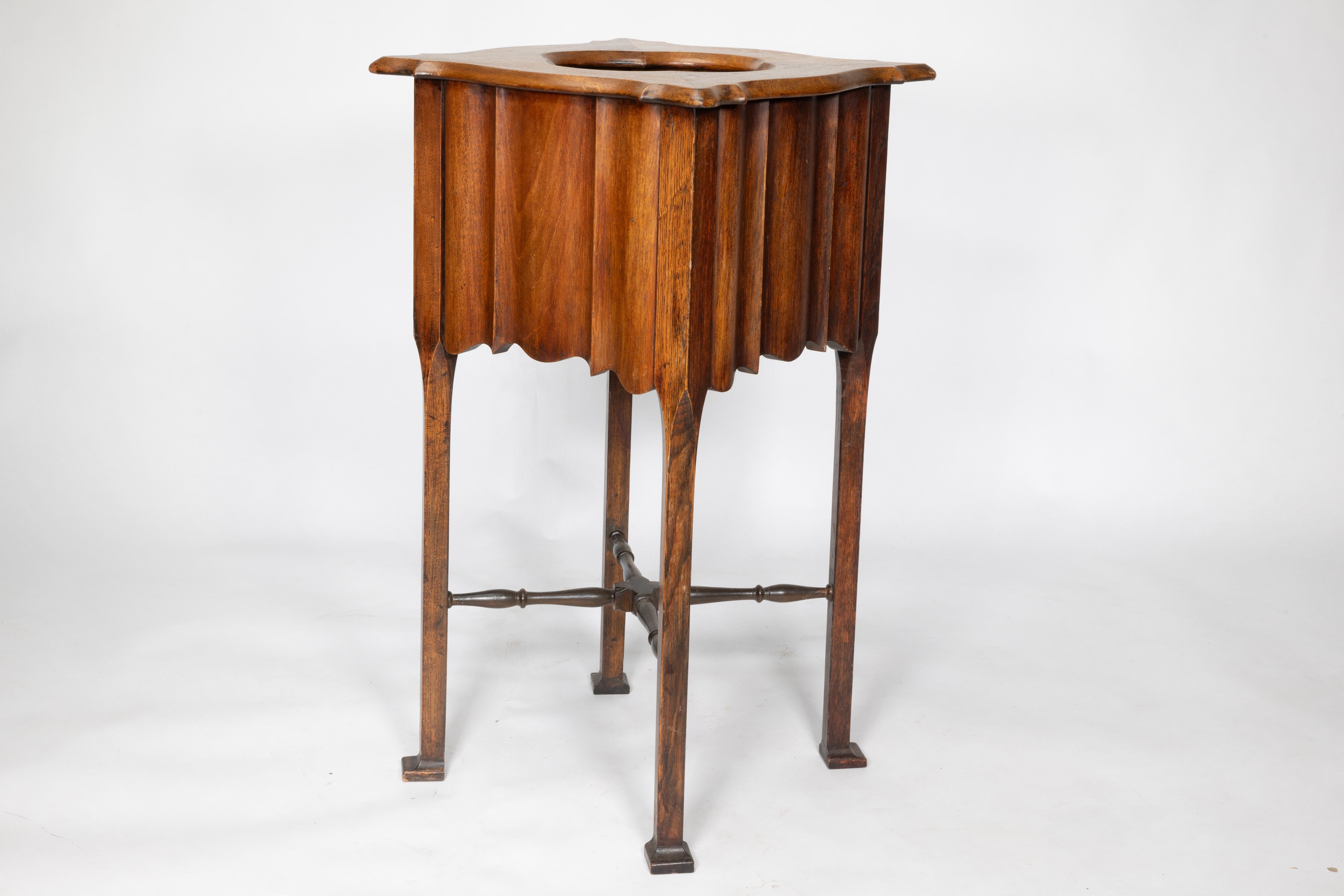 Inglese Un portapiante in noce di stile Arts and Crafts con piano sagomato e lati a coste in vendita