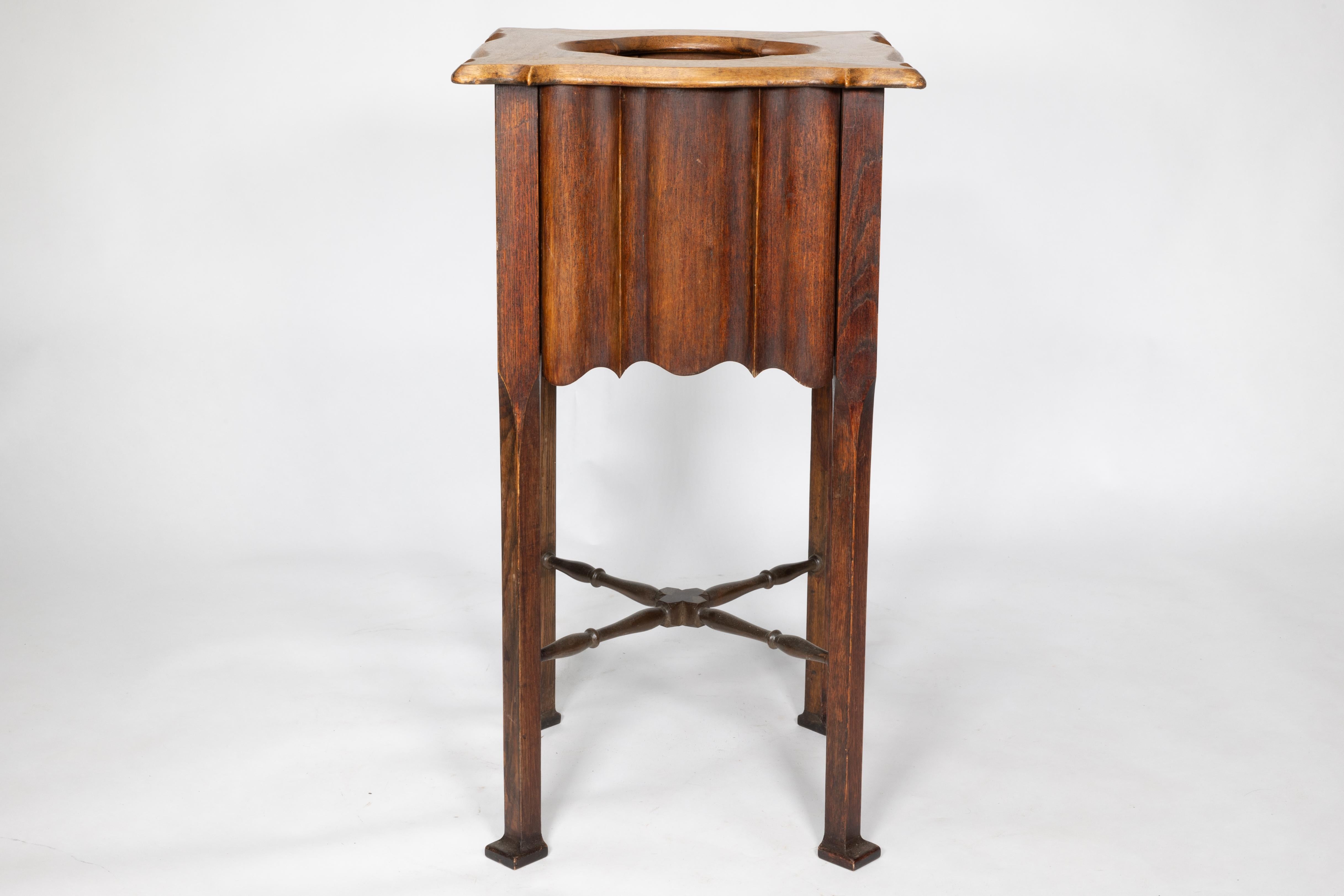 Un portapiante in noce di stile Arts and Crafts con piano sagomato e lati a coste In condizioni buone in vendita a London, GB