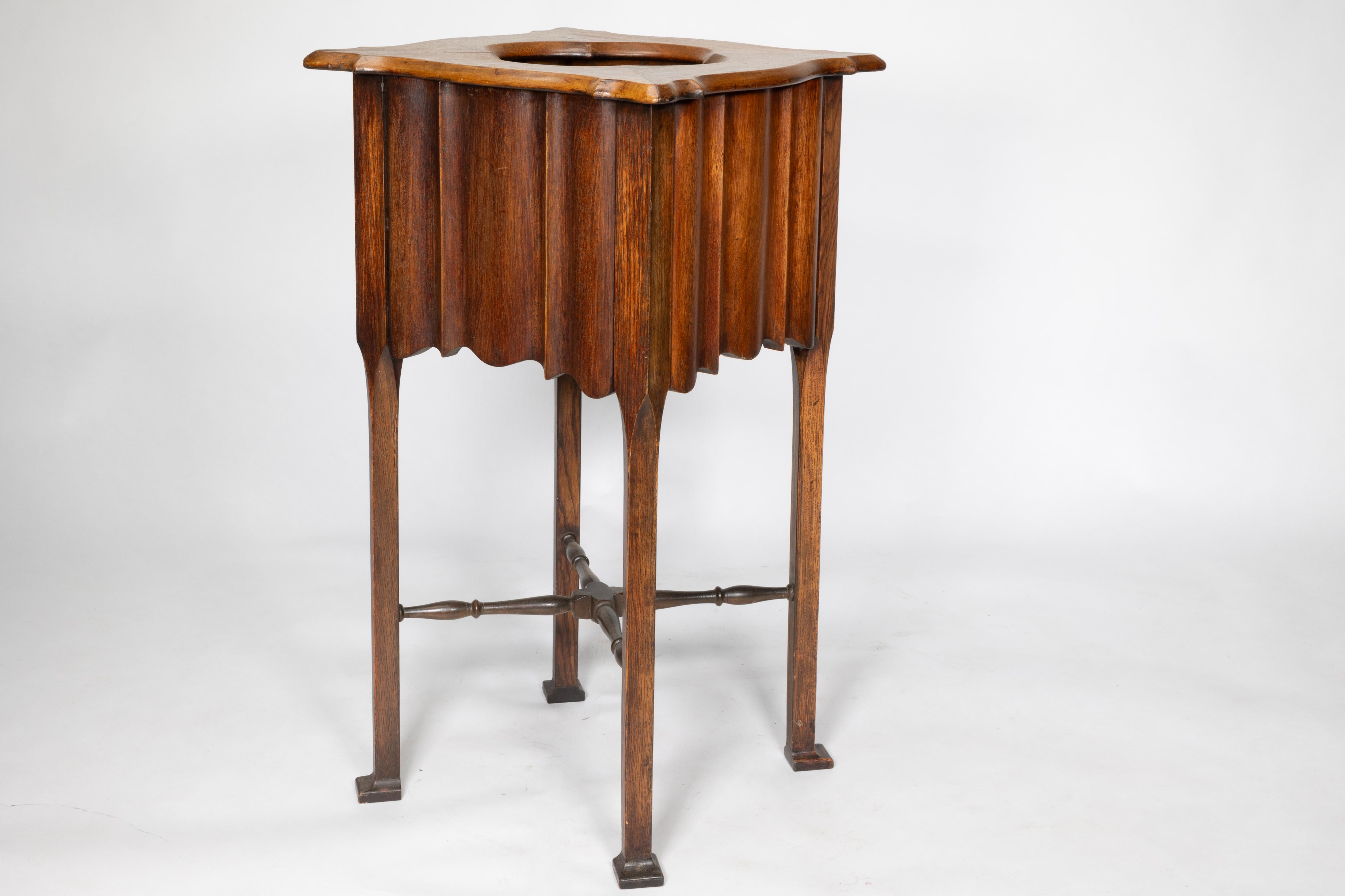 Un portapiante in noce di stile Arts and Crafts con piano sagomato e lati a coste in vendita 1
