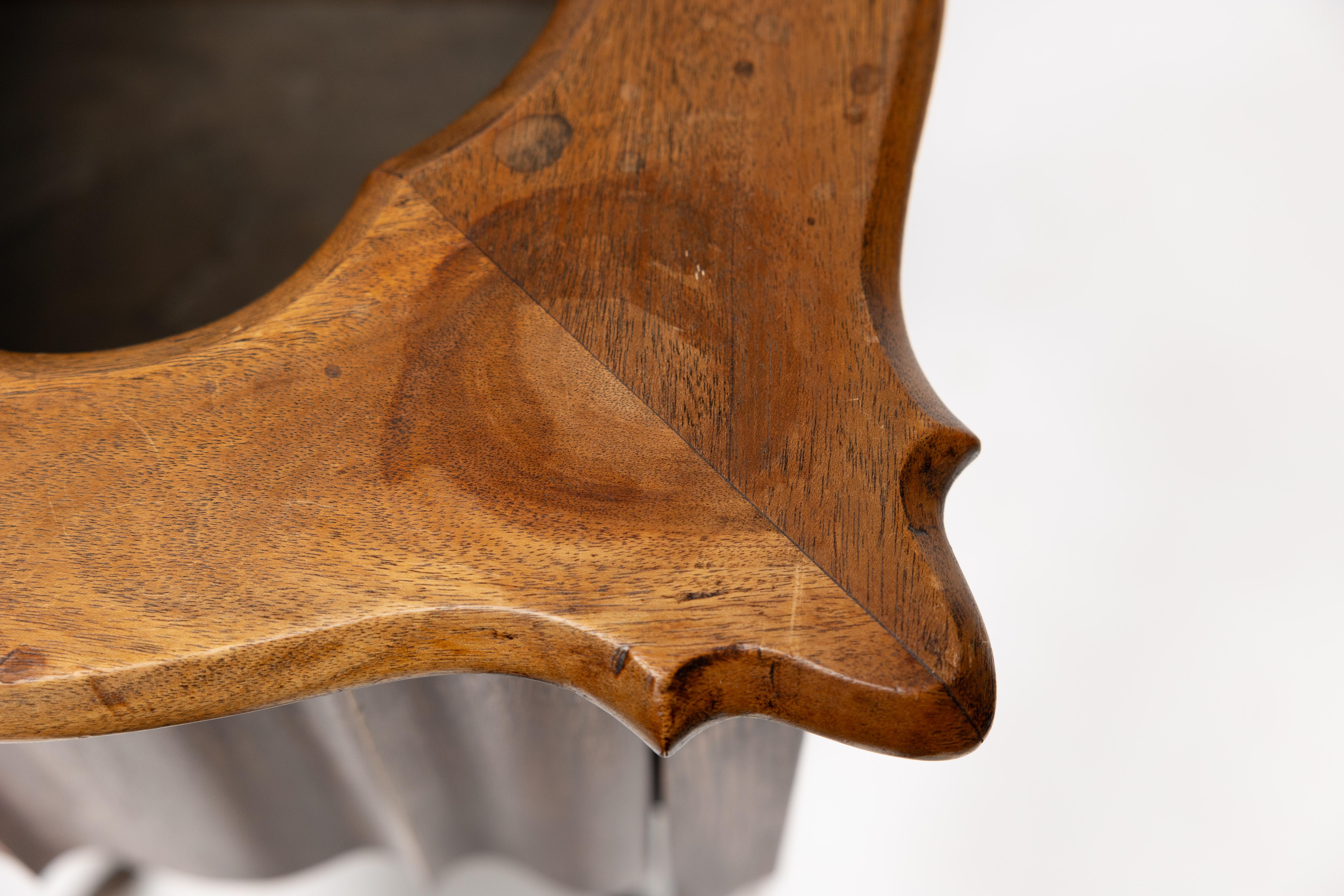 Un portapiante in noce di stile Arts and Crafts con piano sagomato e lati a coste in vendita 3