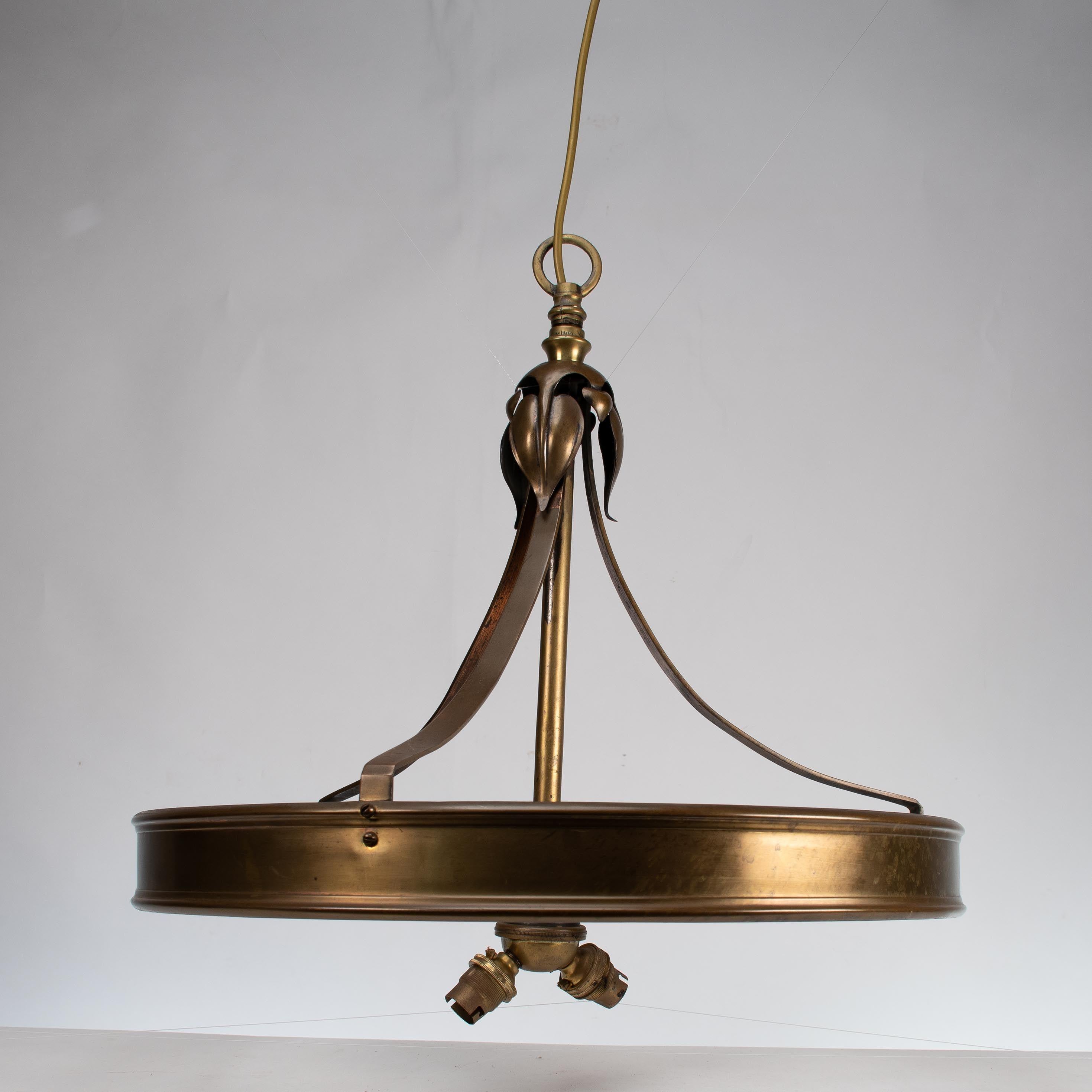 Una lámpara de techo Arts & Craft con pétalos estilizados y un anillo circular de latón en Bueno estado para la venta en London, GB