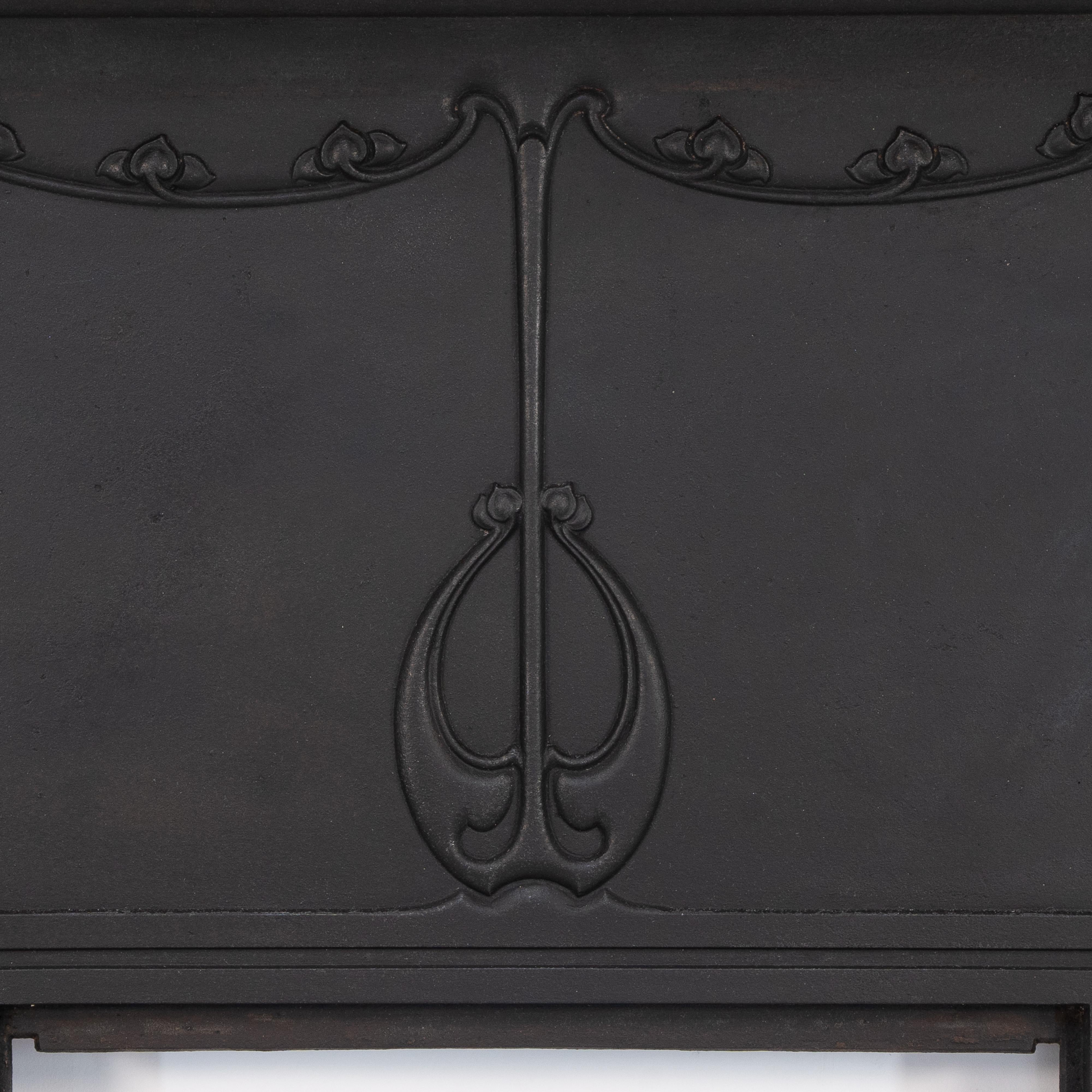 Cheminée en fonte Arts & Crafts/Art Nouveau avec détails floraux stylisés en vente 3