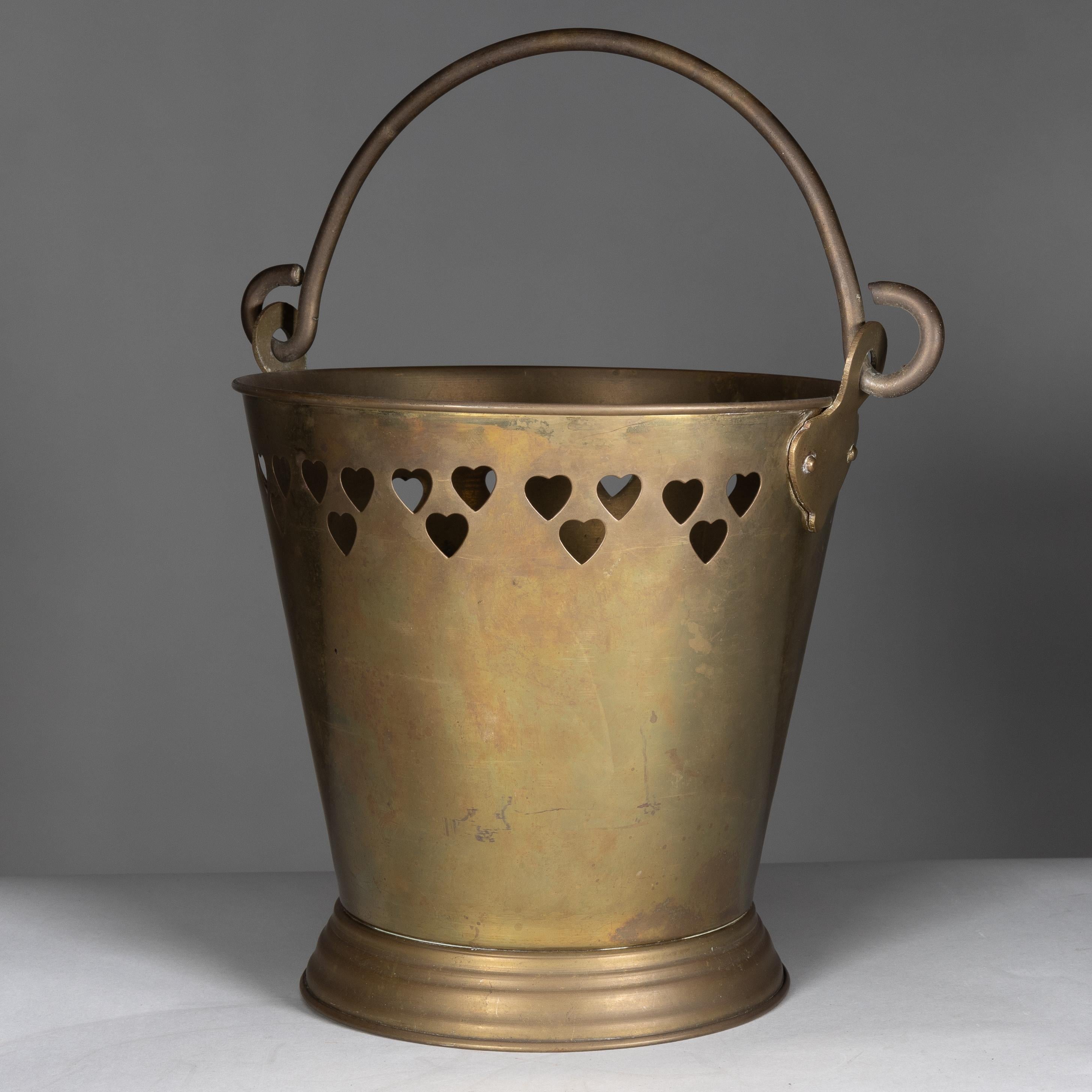 Seau à champagne en laiton de style Arts & Crafts, avec une décoration en forme de cœur de style Voysey autour de la partie supérieure.