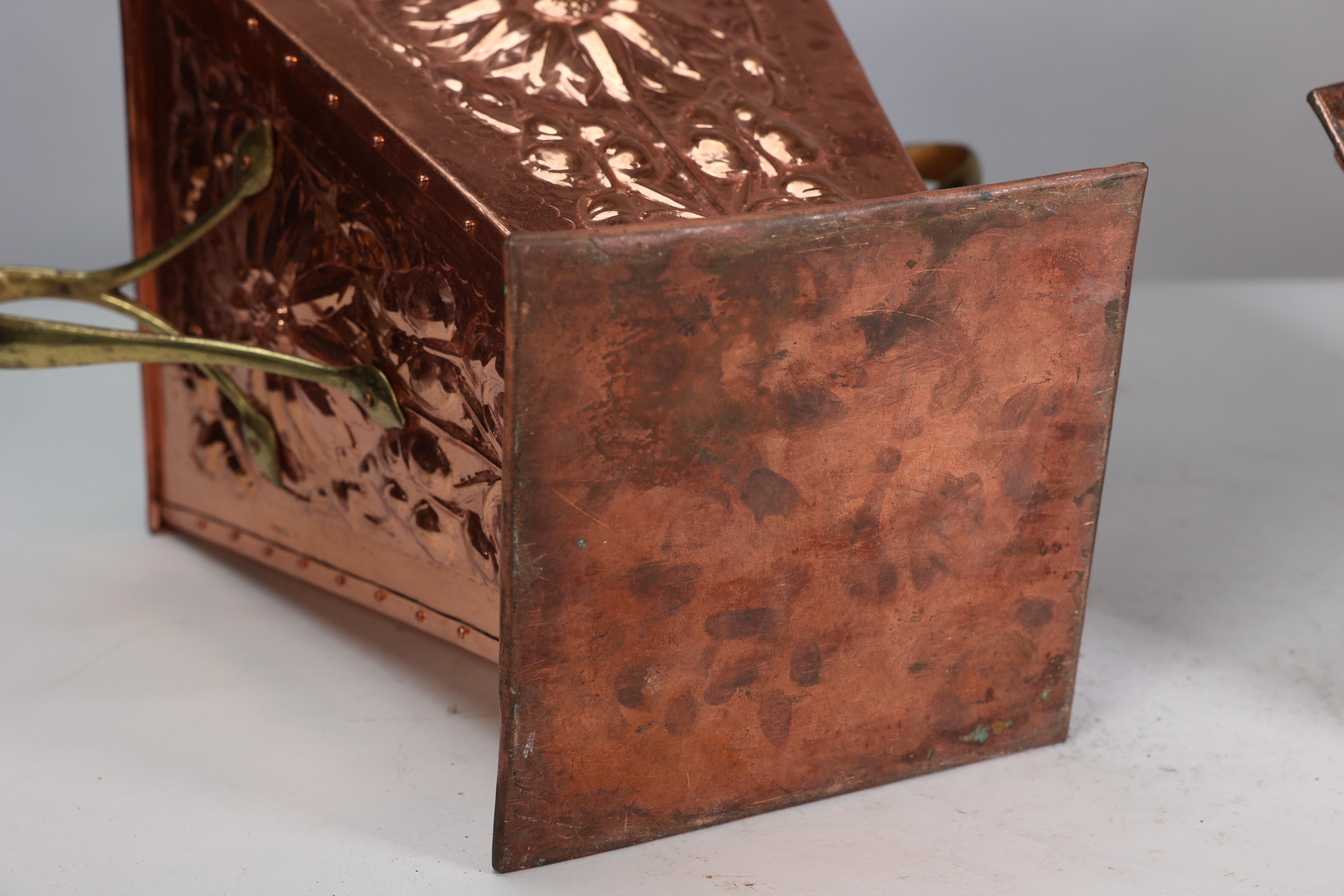 Seau à charbon et couvercle Arts & Crafts en cuivre décoré de tournesols sur toute sa surface. en vente 13