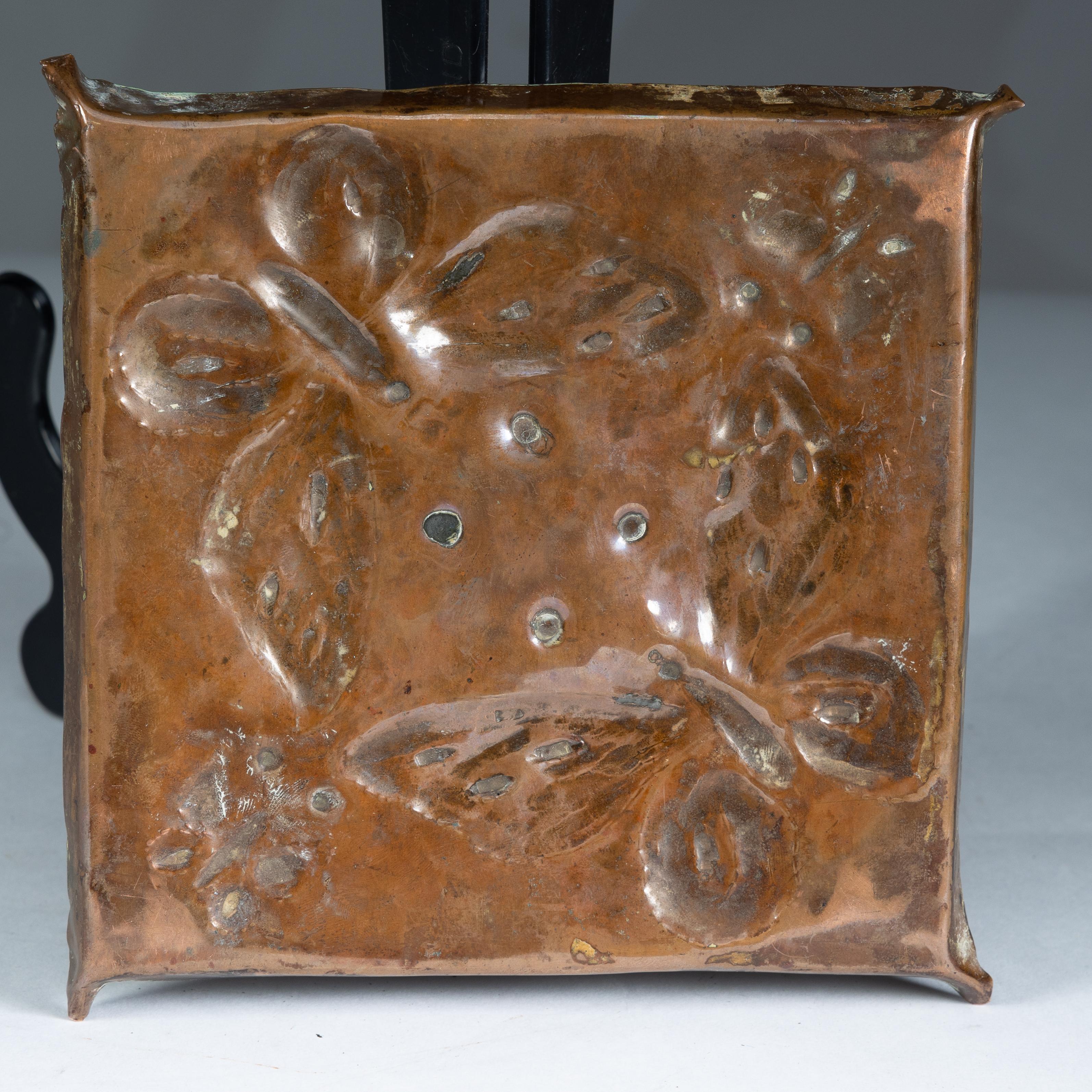Un vassoio in rame di Decorative Crafts con decorazione a farfalla in repousse in vendita 4