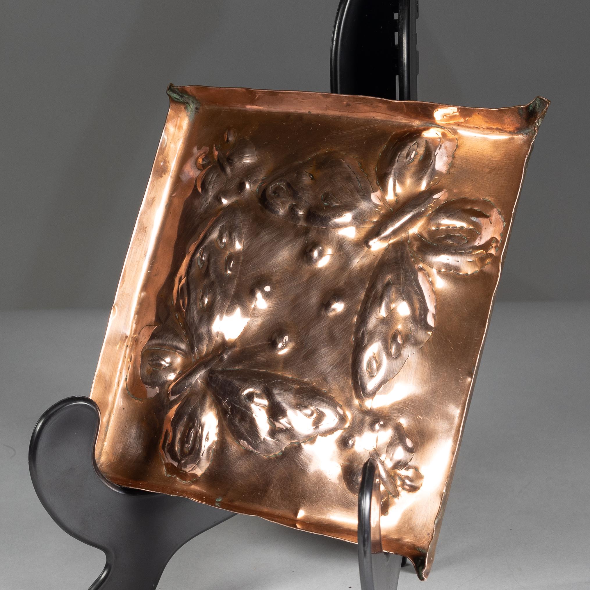 Vassoio in rame di Decorative Crafts con decorazione a farfalla in repousse.