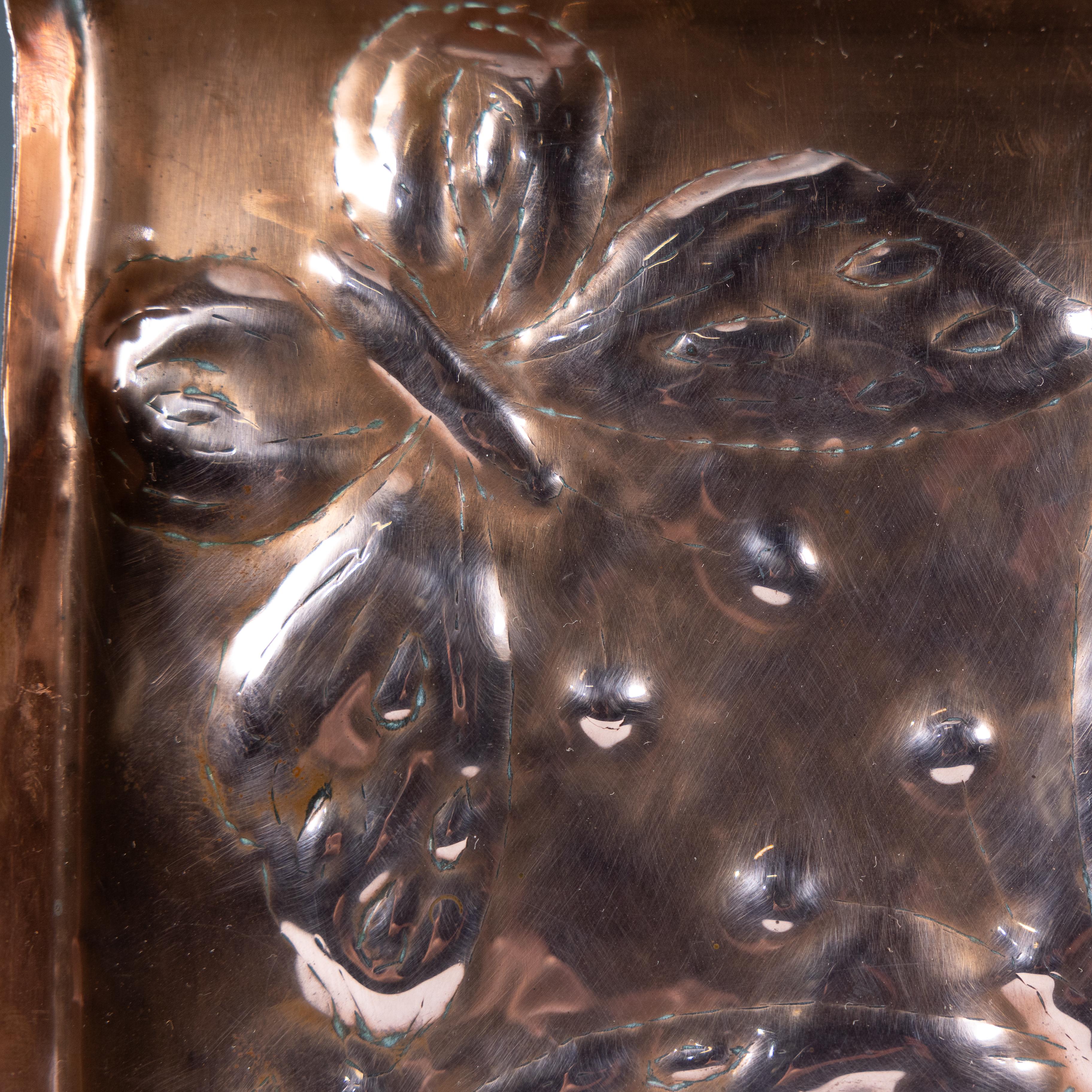 Un vassoio in rame di Decorative Crafts con decorazione a farfalla in repousse in vendita 1