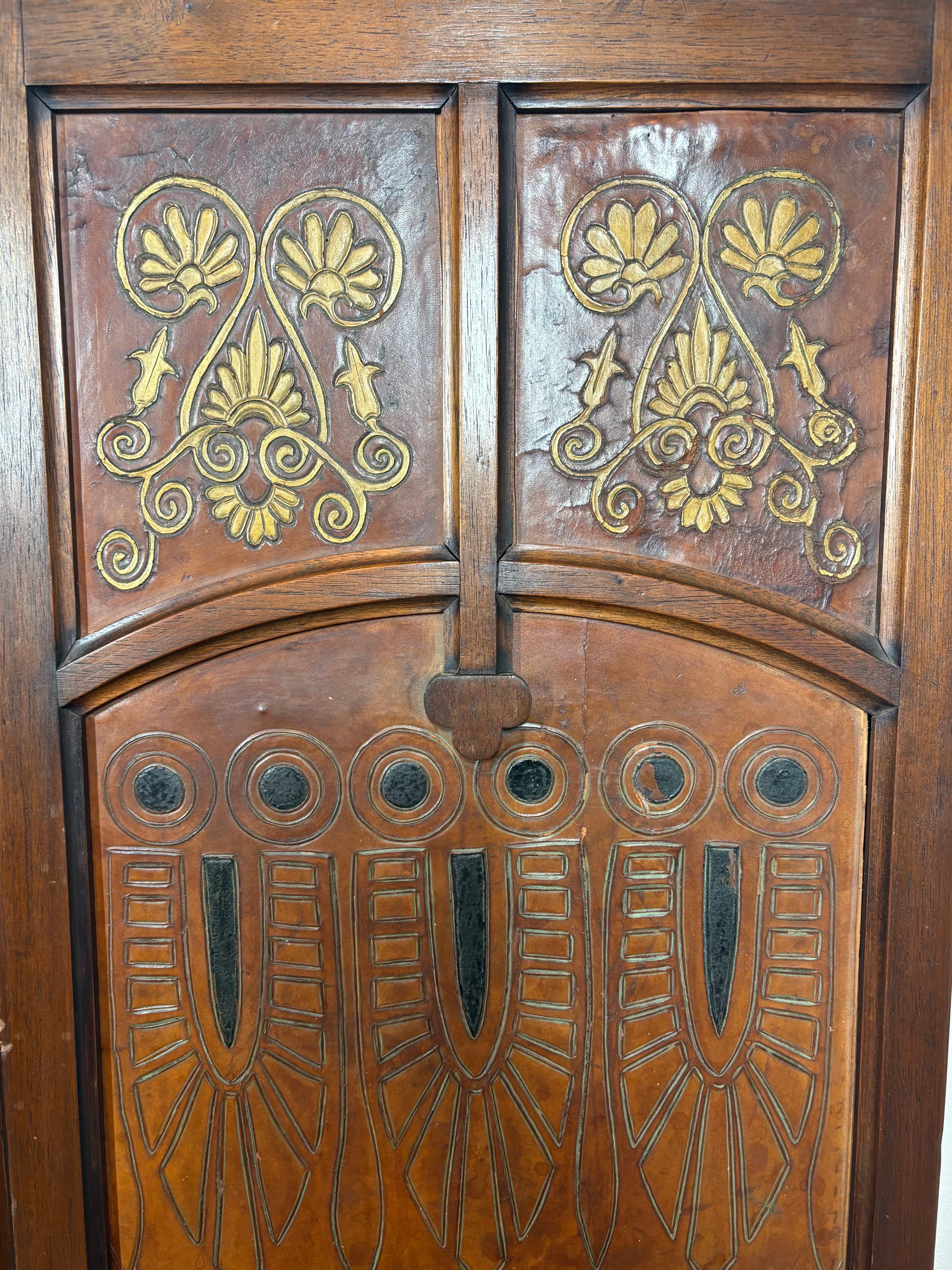 Paravent à trois panneaux en cuir gaufré et doré, d'époque Arts & Crafts, vers 1890 en vente 3