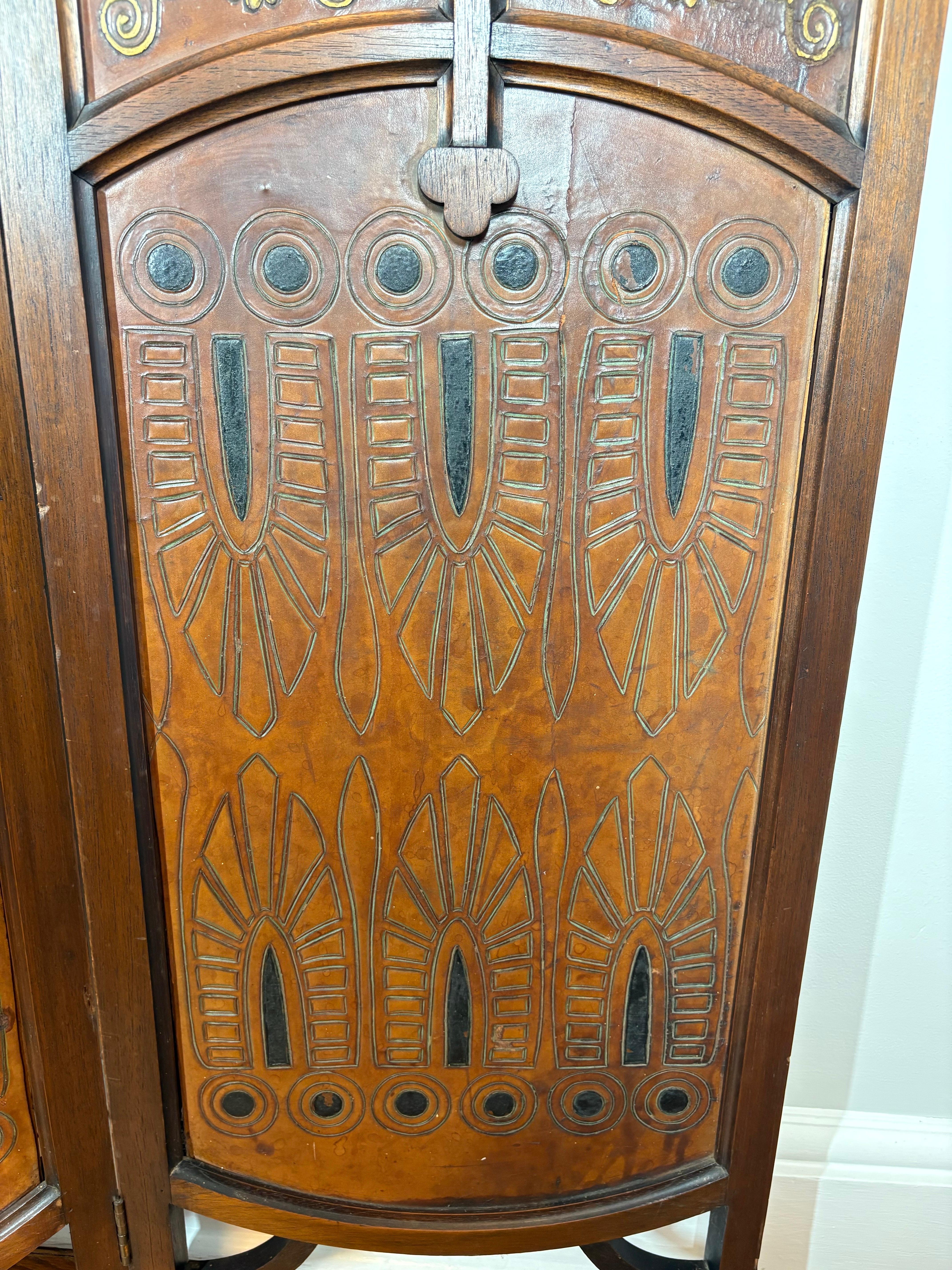 Paravent à trois panneaux en cuir gaufré et doré, d'époque Arts & Crafts, vers 1890 en vente 4