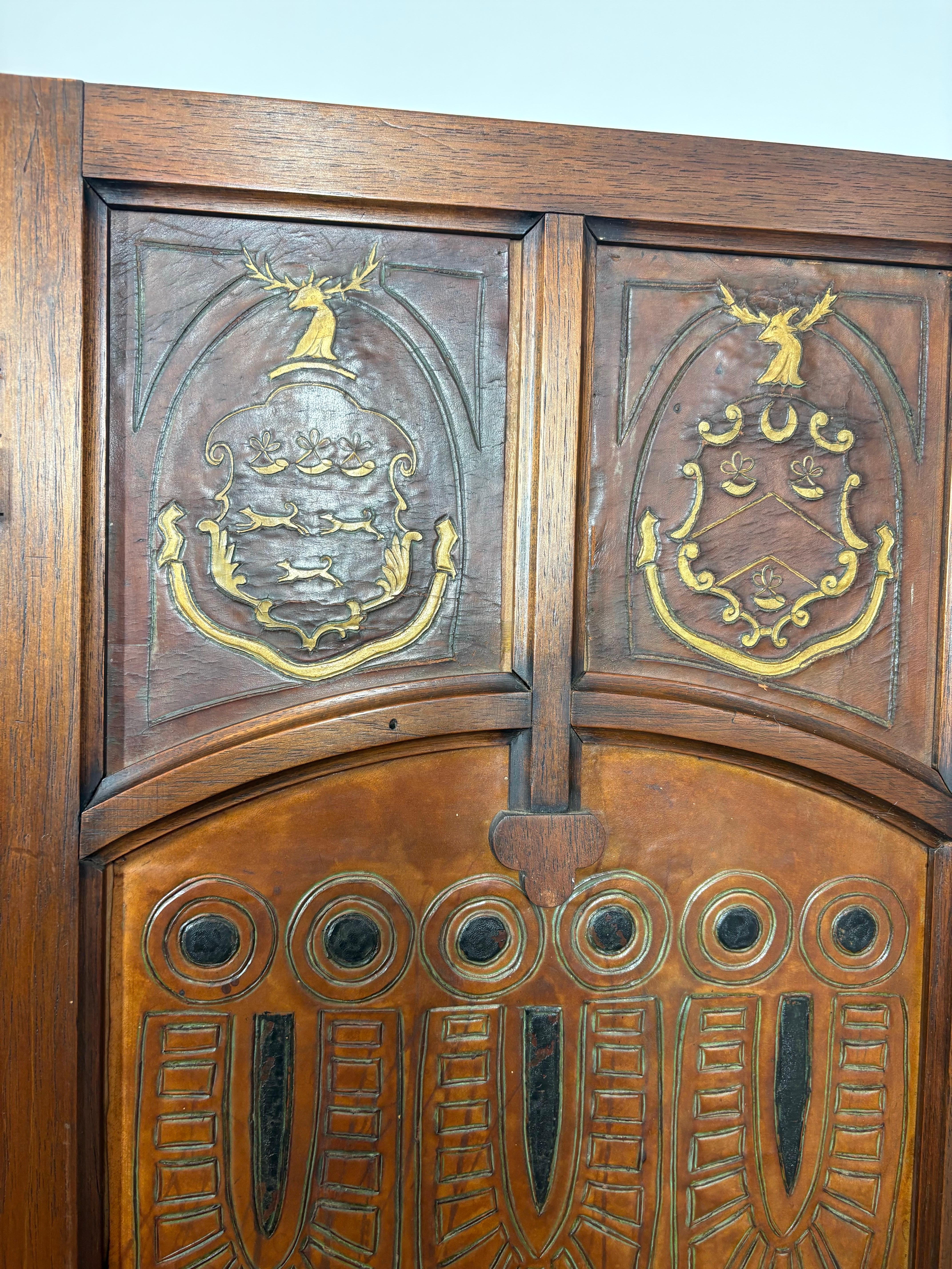 Paravent à trois panneaux en cuir gaufré et doré, d'époque Arts & Crafts, vers 1890 en vente 5
