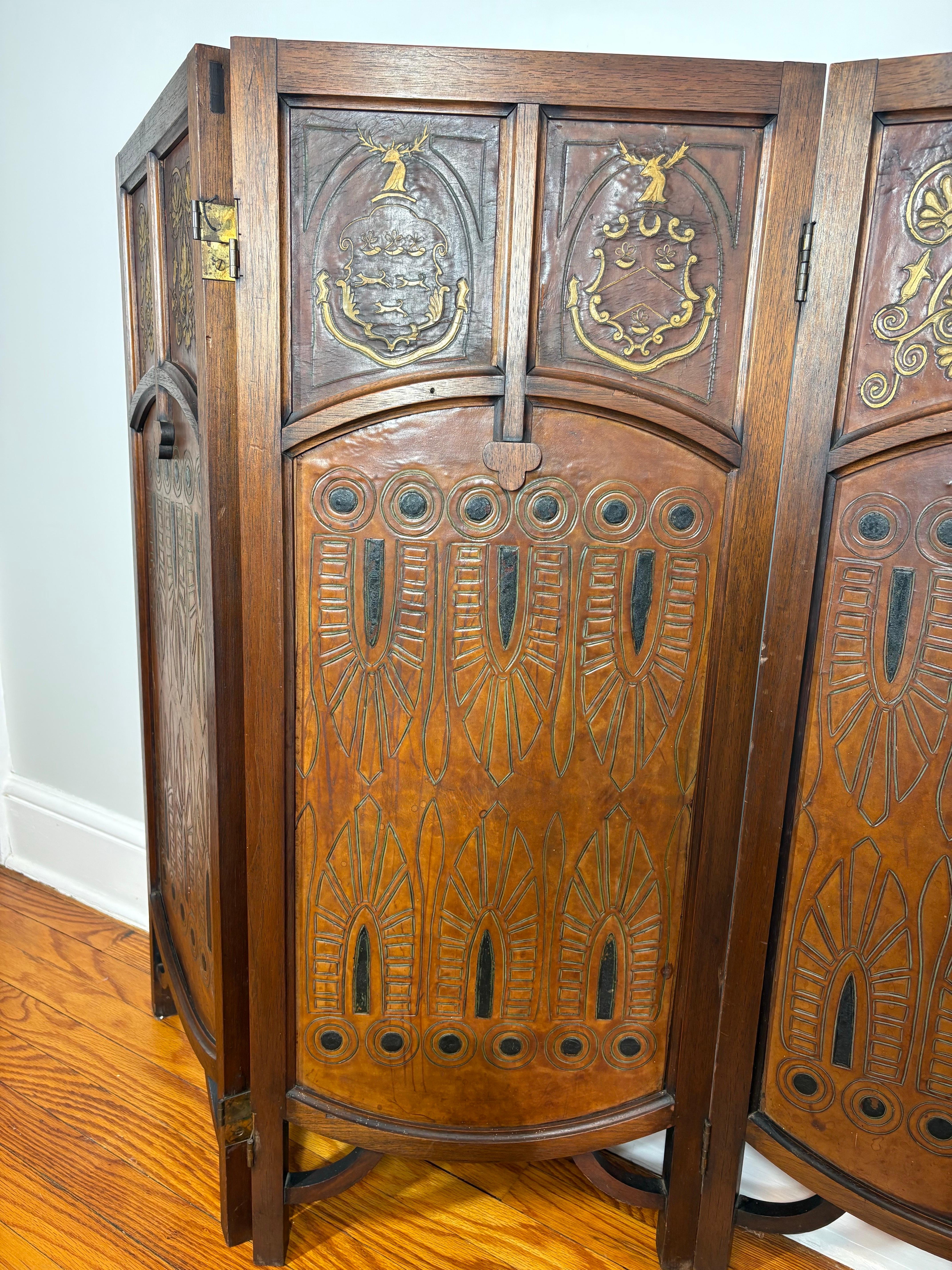Paravent à trois panneaux en cuir gaufré et doré, d'époque Arts & Crafts, vers 1890 en vente 6