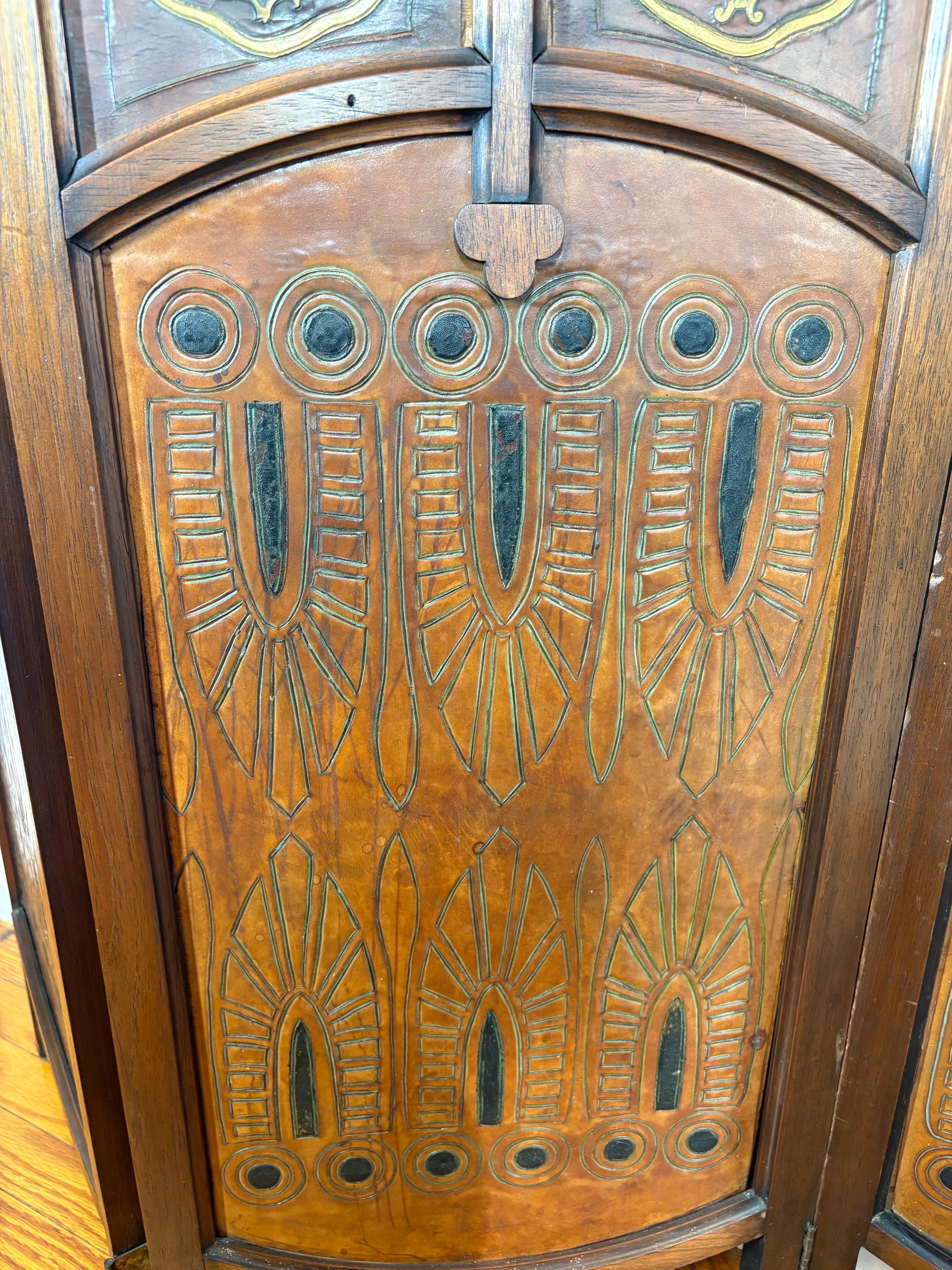 Paravent à trois panneaux en cuir gaufré et doré, d'époque Arts & Crafts, vers 1890 en vente 7