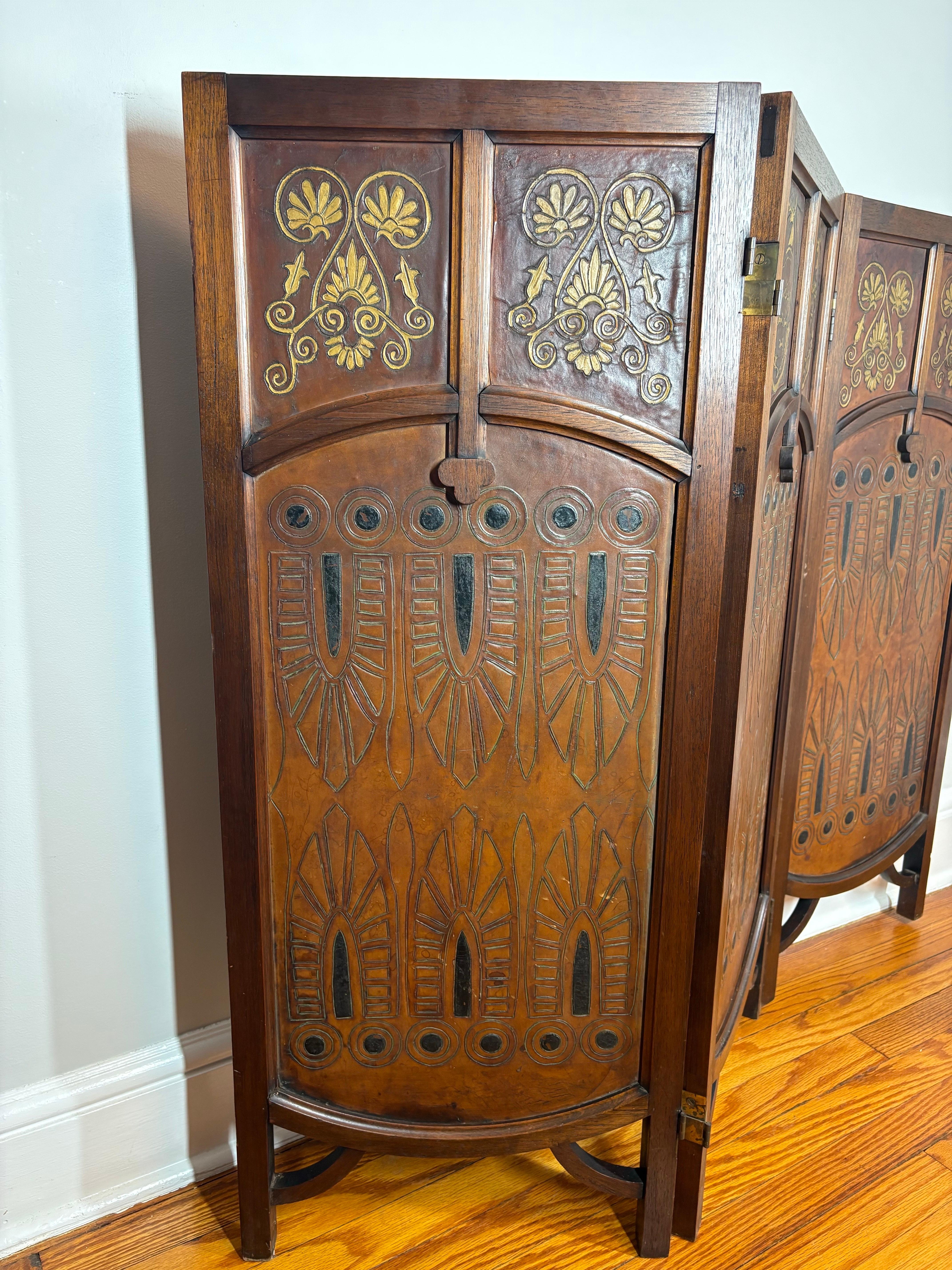 Paravent à trois panneaux en cuir gaufré et doré, d'époque Arts & Crafts, vers 1890 en vente 8