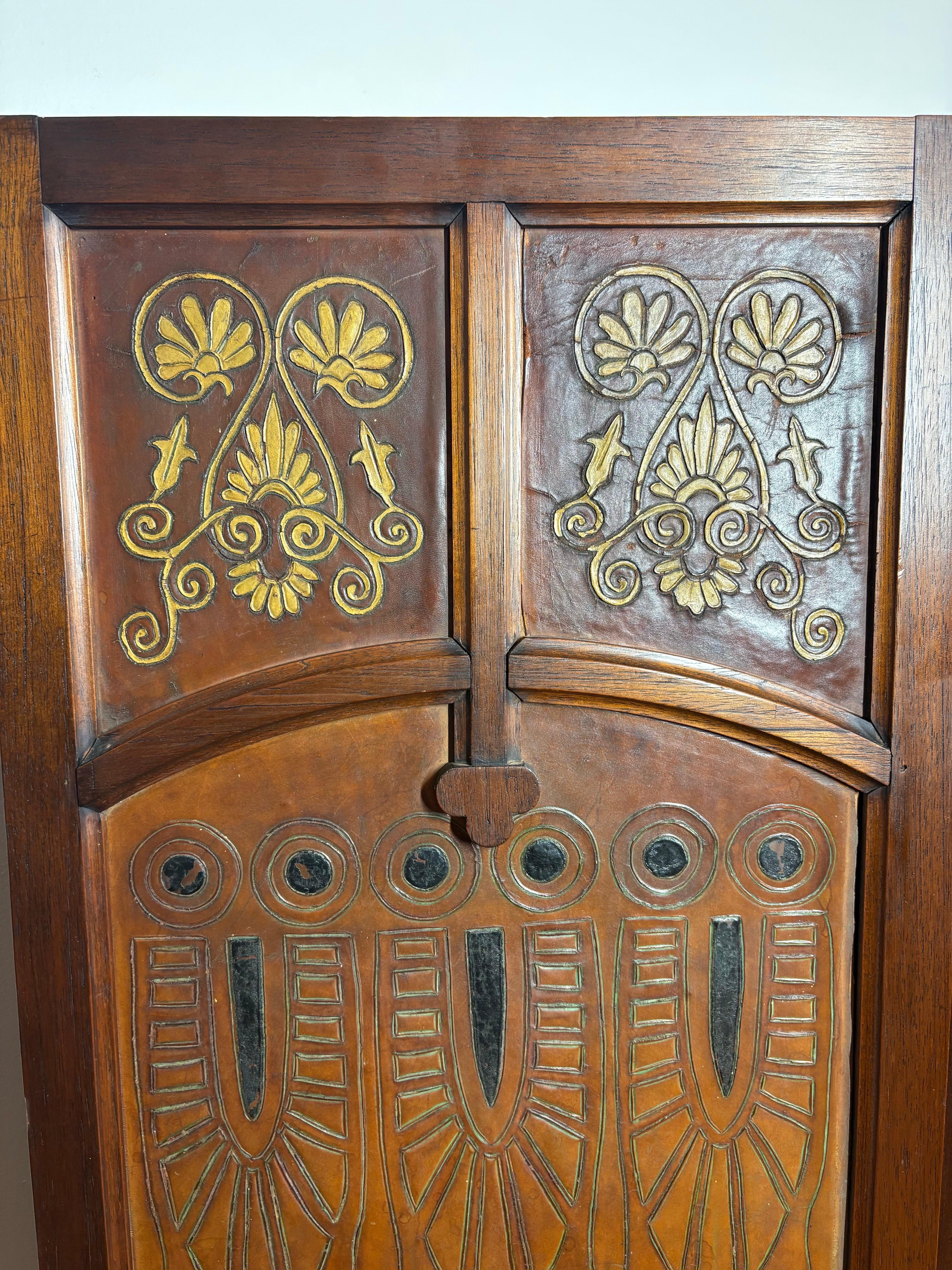 Paravent à trois panneaux en cuir gaufré et doré, d'époque Arts & Crafts, vers 1890 en vente 9