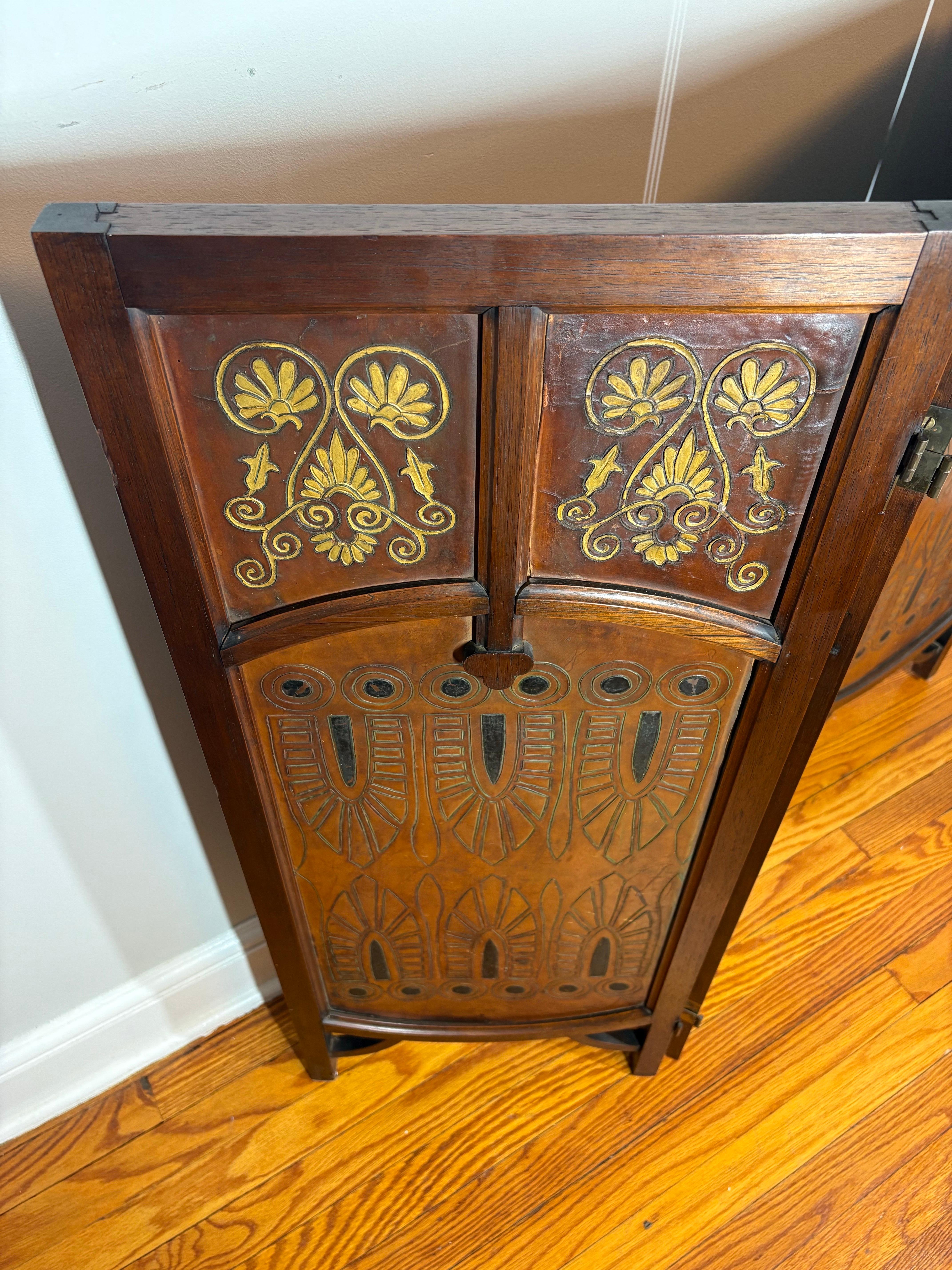 Paravent à trois panneaux en cuir gaufré et doré, d'époque Arts & Crafts, vers 1890 en vente 10