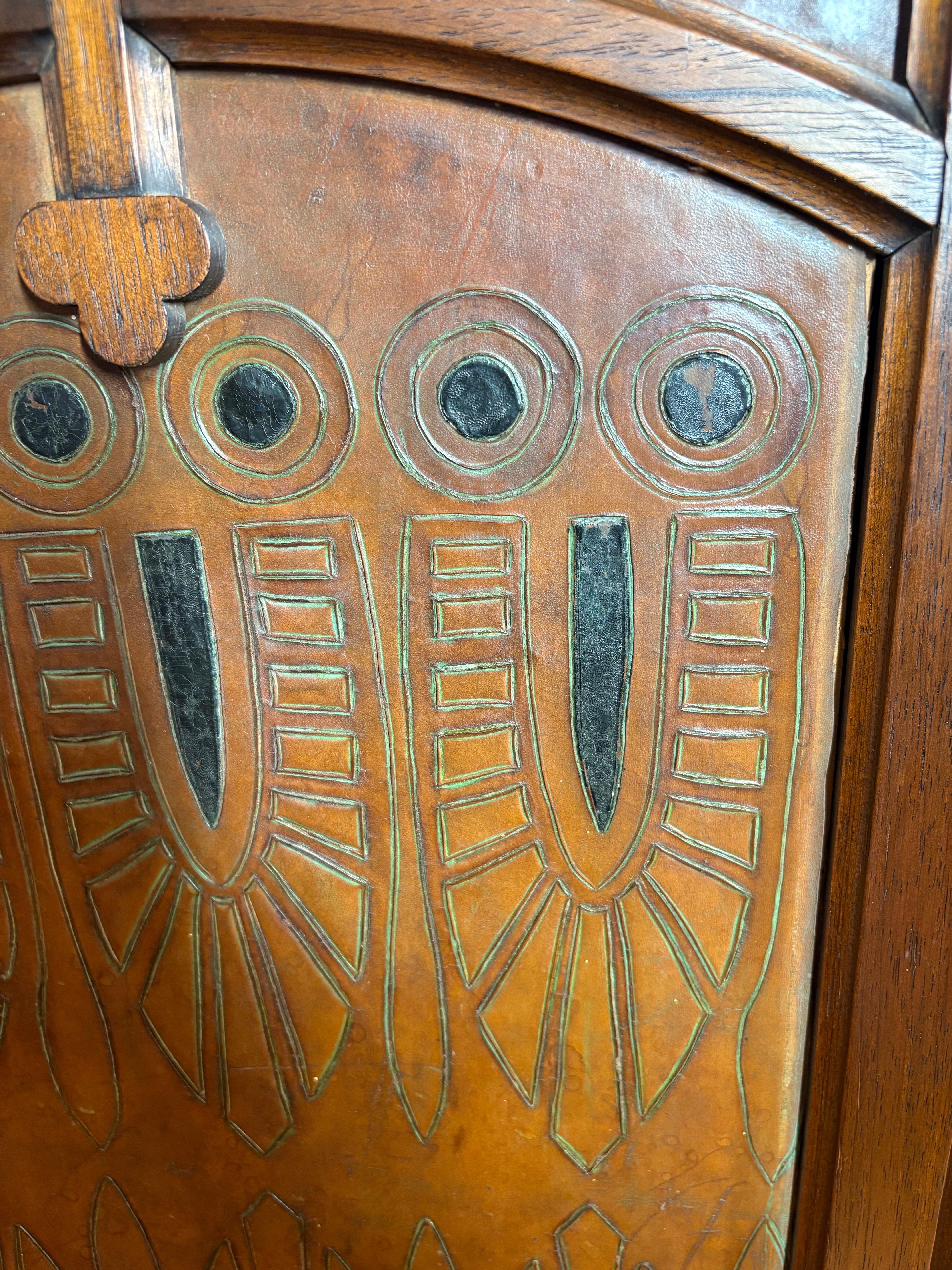 Paravent à trois panneaux en cuir gaufré et doré, d'époque Arts & Crafts, vers 1890 en vente 11