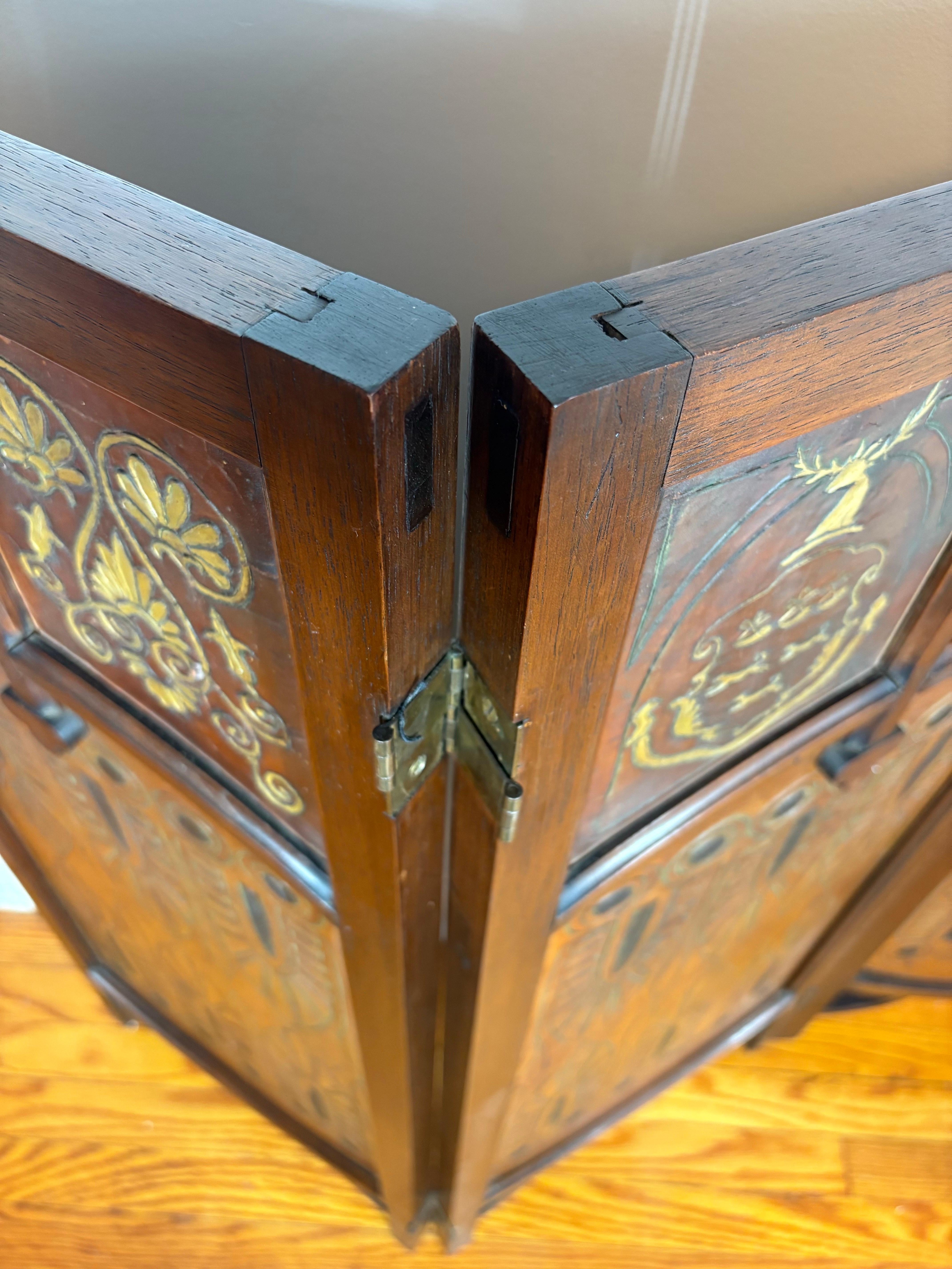 Paravent à trois panneaux en cuir gaufré et doré, d'époque Arts & Crafts, vers 1890 en vente 12