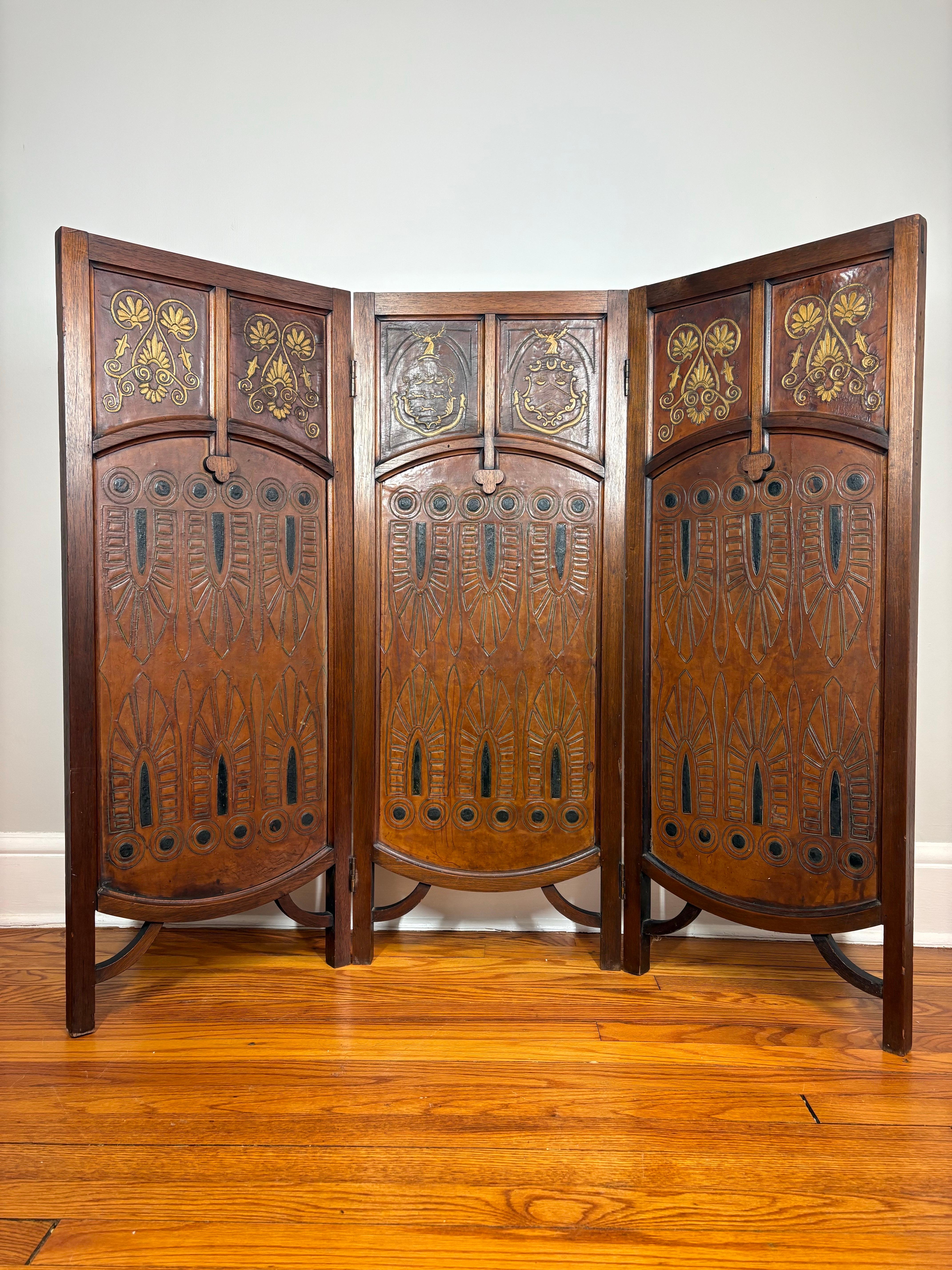 Arts and Crafts Paravent à trois panneaux en cuir gaufré et doré, d'époque Arts & Crafts, vers 1890 en vente