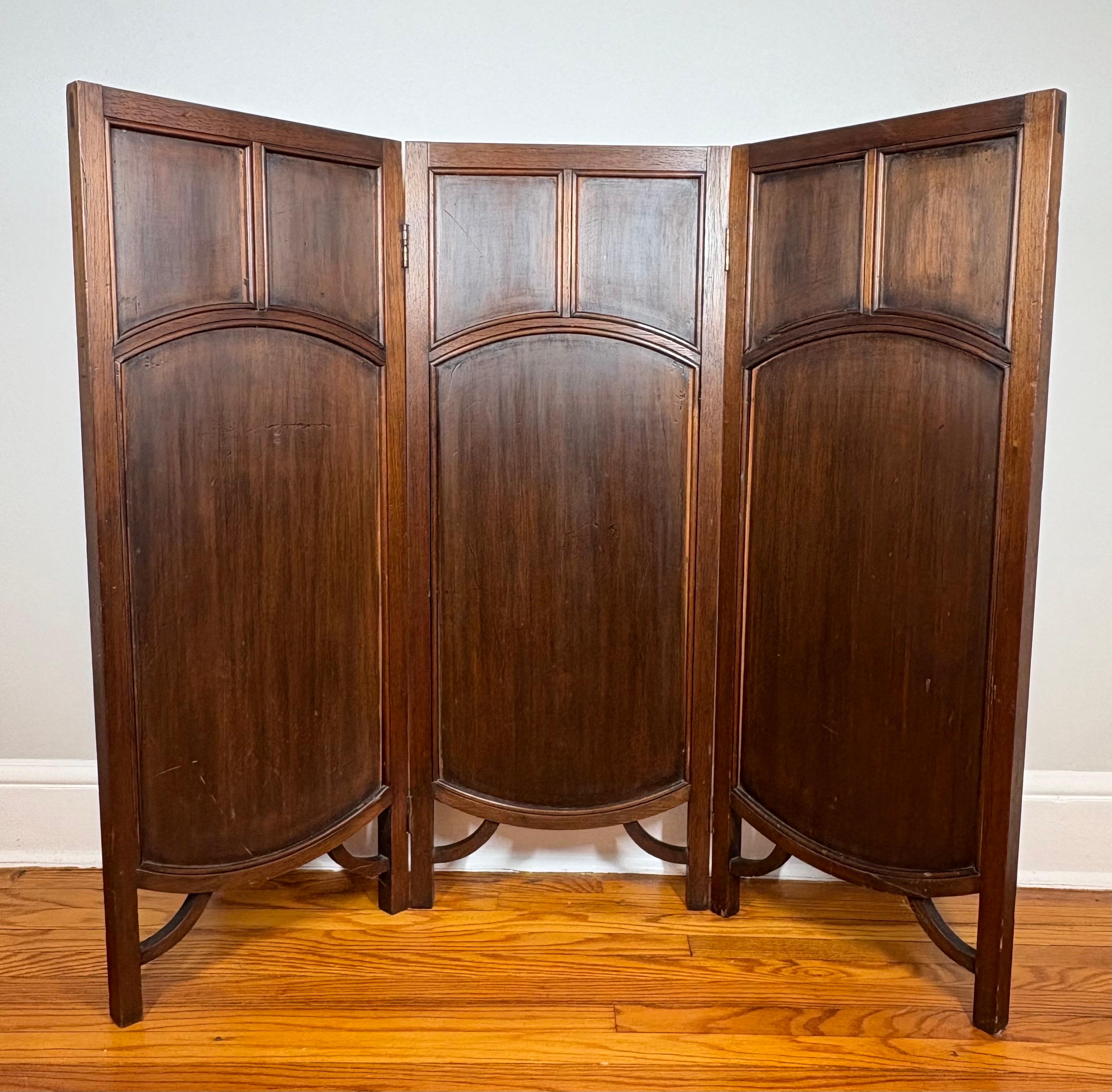 Paravent à trois panneaux en cuir gaufré et doré, d'époque Arts & Crafts, vers 1890 Bon état - En vente à Sleepy Hollow, NY