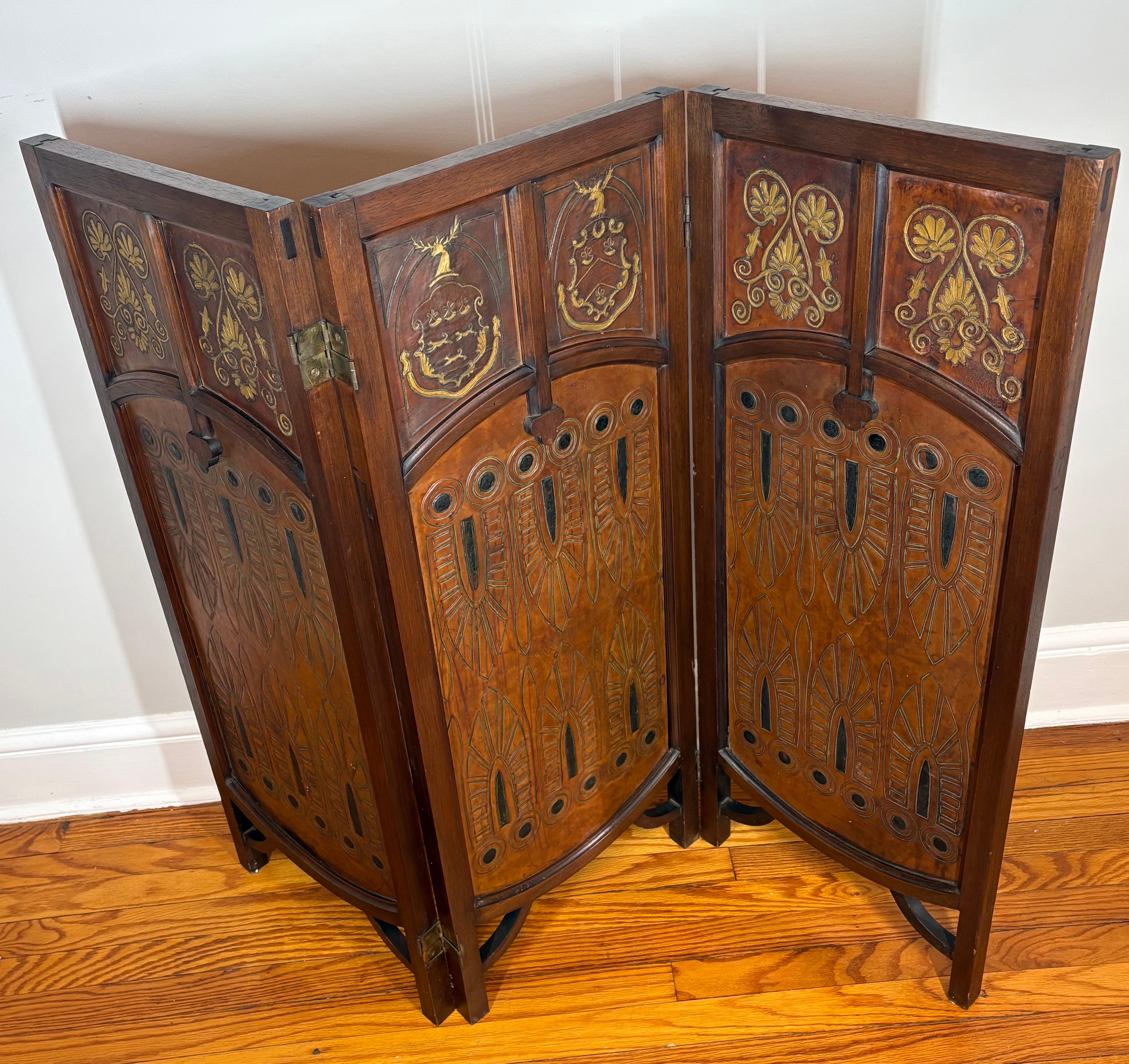 XIXe siècle Paravent à trois panneaux en cuir gaufré et doré, d'époque Arts & Crafts, vers 1890 en vente