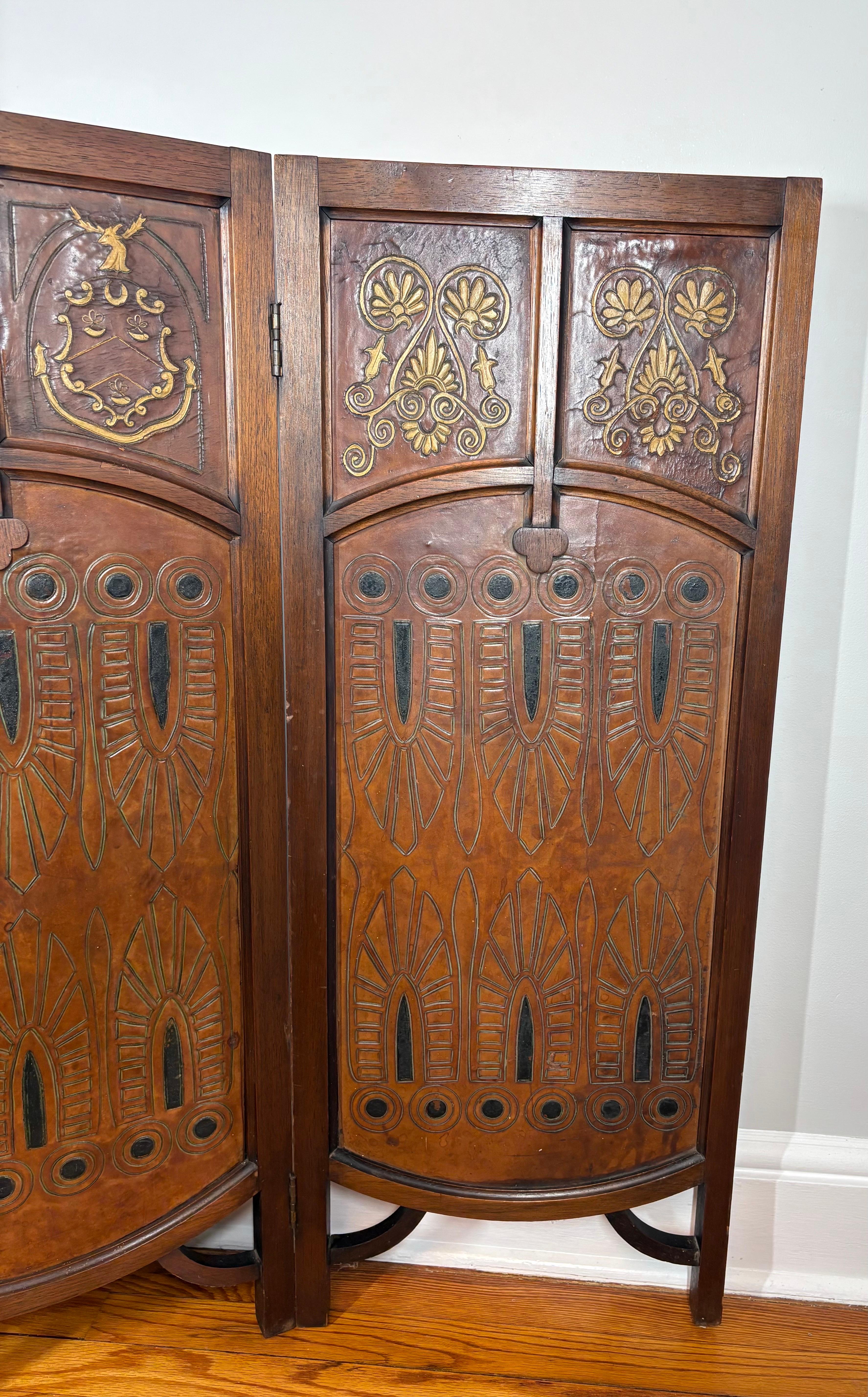 Paravent à trois panneaux en cuir gaufré et doré, d'époque Arts & Crafts, vers 1890 en vente 2