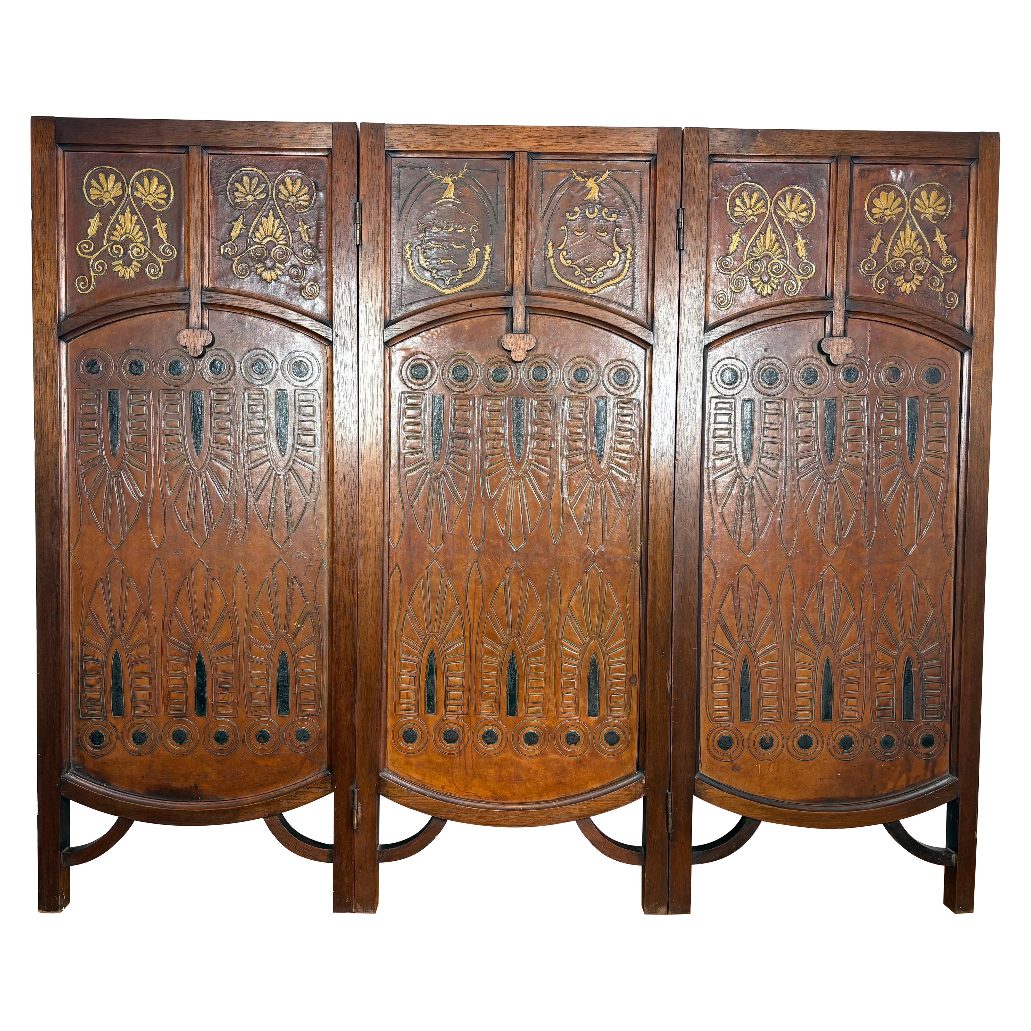 Paravent à trois panneaux en cuir gaufré et doré, d
époque Arts 
Crafts, vers 1890 en vente