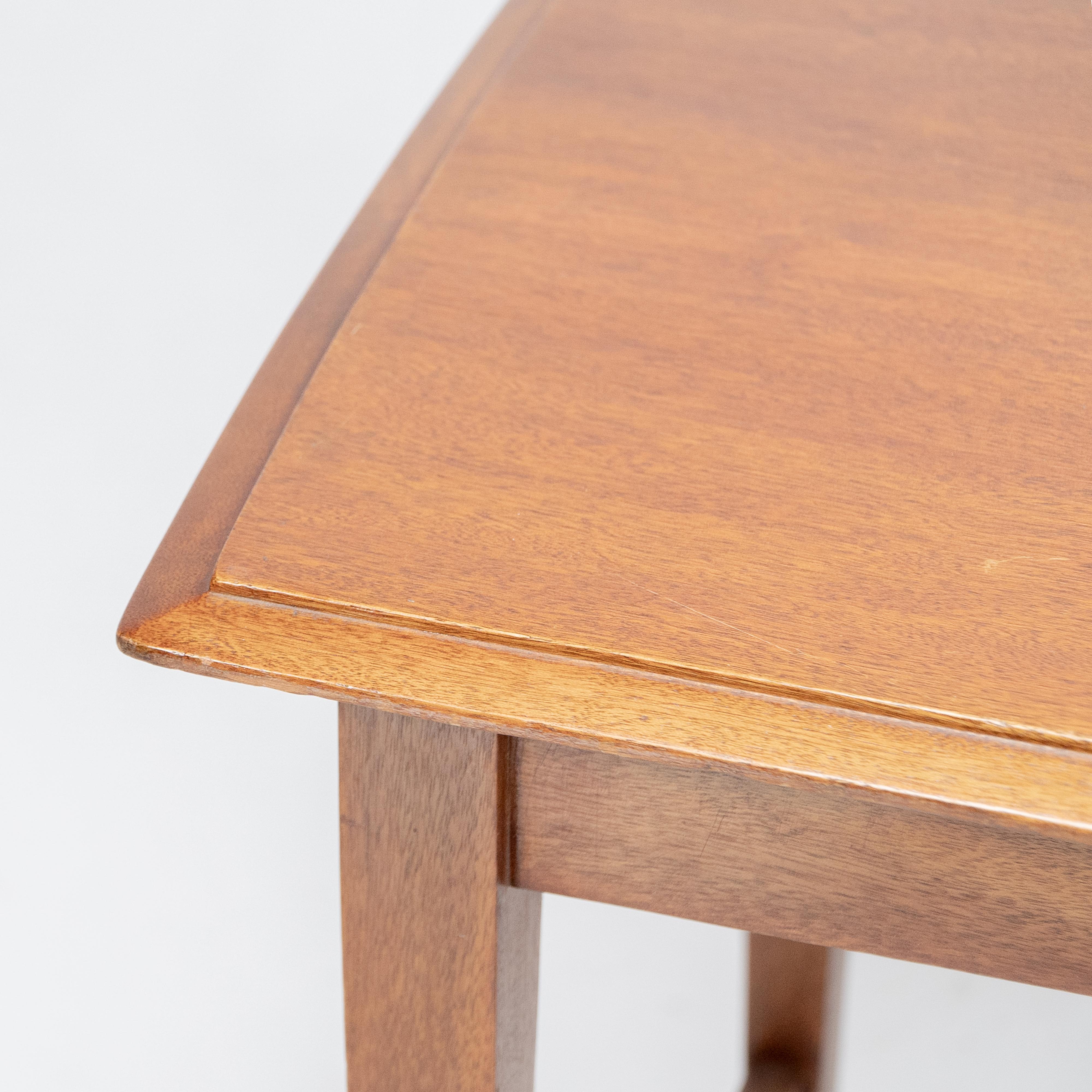 Ein Beistelltisch aus Nussbaumholz der Glasgower Schule im Arts & Crafts-Stil mit geschwungener Kante. im Angebot 3