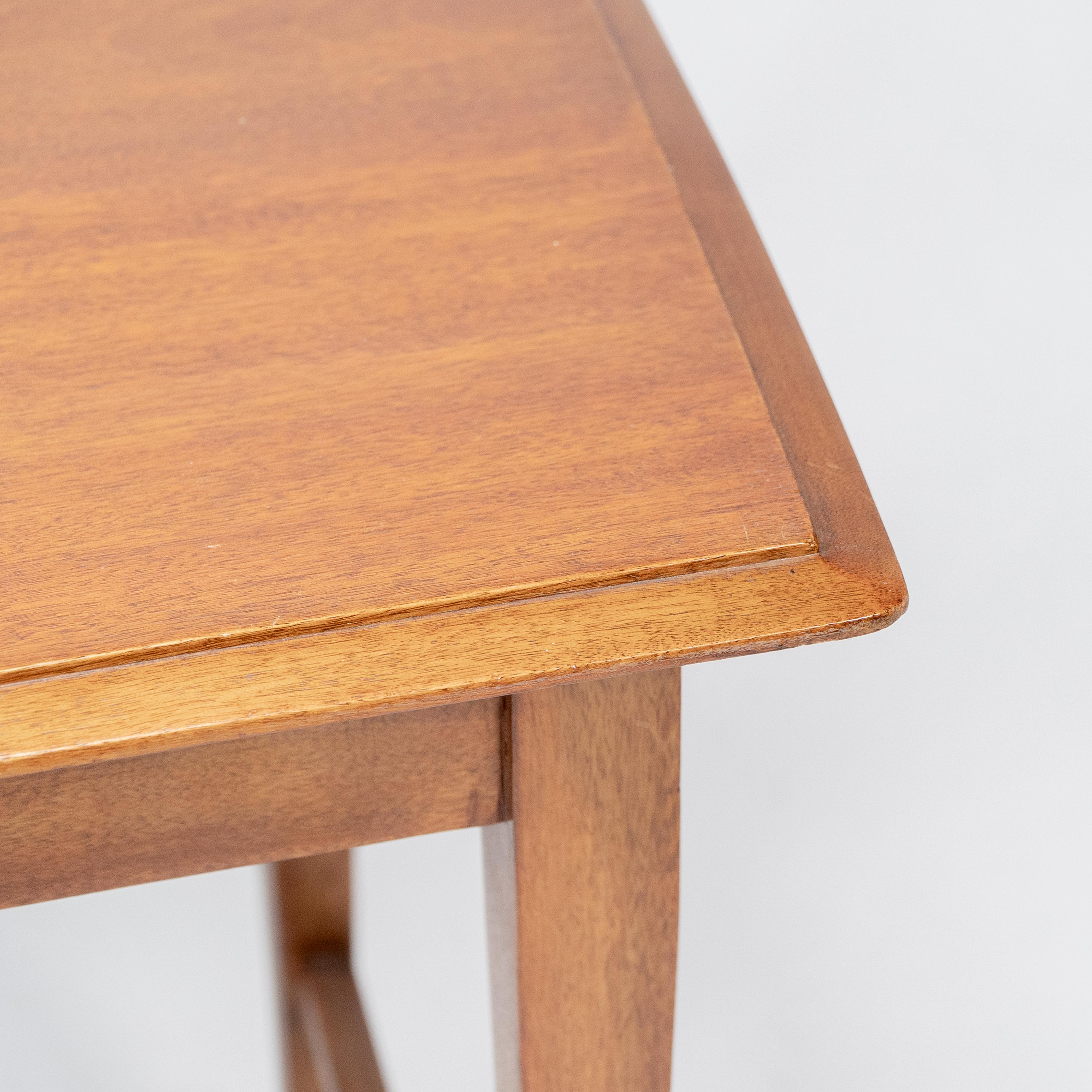 Ein Beistelltisch aus Nussbaumholz der Glasgower Schule im Arts & Crafts-Stil mit geschwungener Kante. im Angebot 4