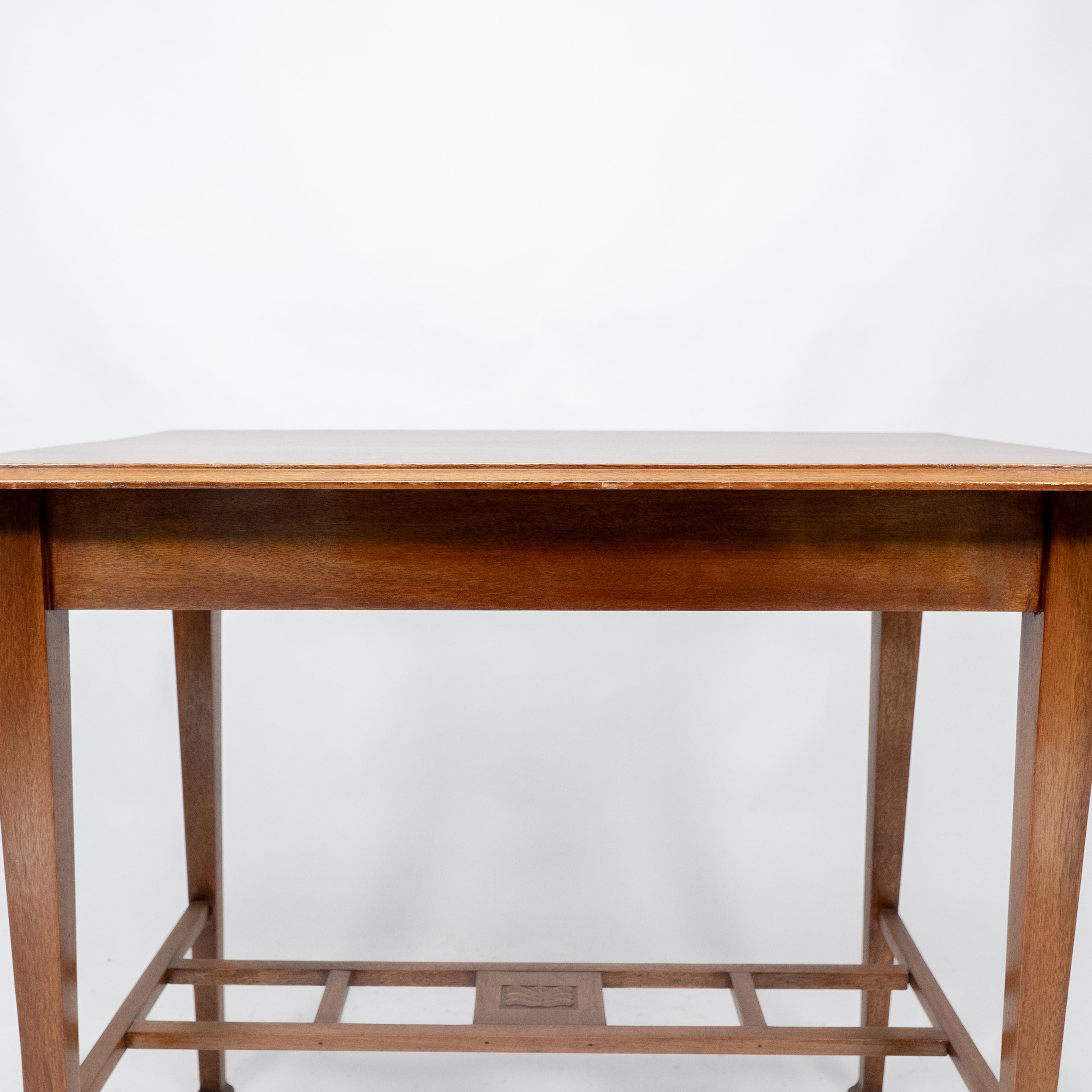 Ein Beistelltisch aus Nussbaumholz der Glasgower Schule im Arts & Crafts-Stil mit geschwungener Kante. im Angebot 5
