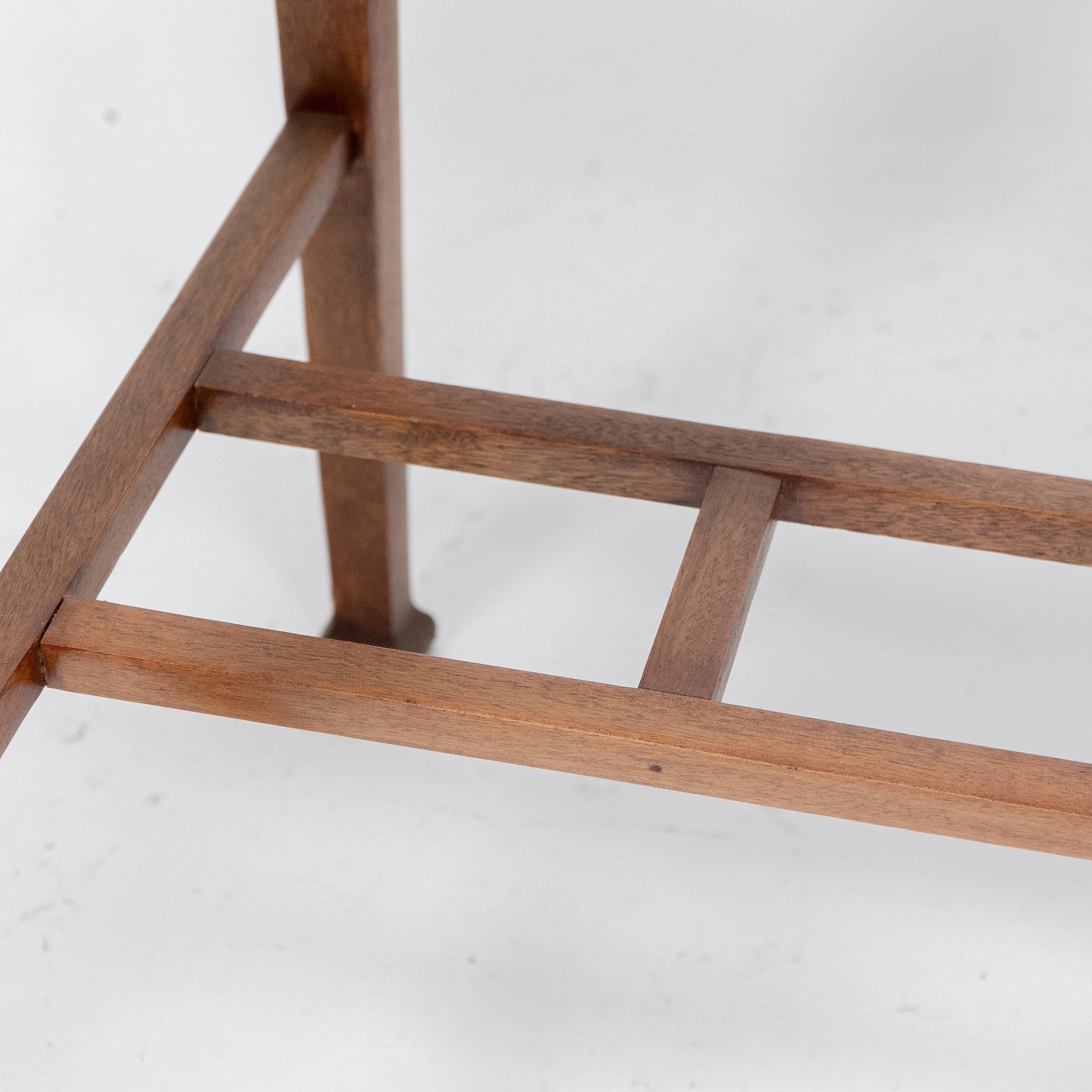 Ein Beistelltisch aus Nussbaumholz der Glasgower Schule im Arts & Crafts-Stil mit geschwungener Kante. im Angebot 6