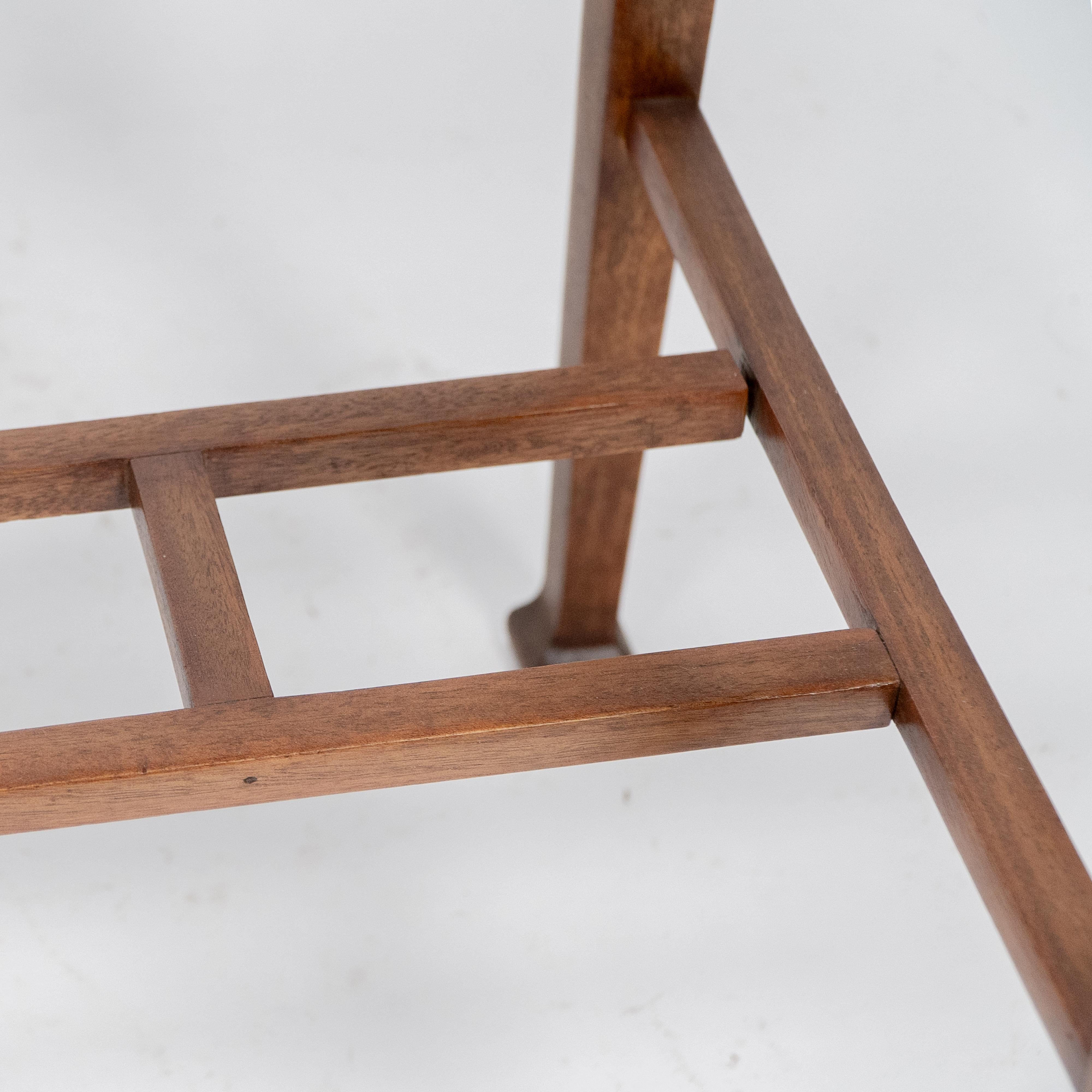 Ein Beistelltisch aus Nussbaumholz der Glasgower Schule im Arts & Crafts-Stil mit geschwungener Kante. im Angebot 8