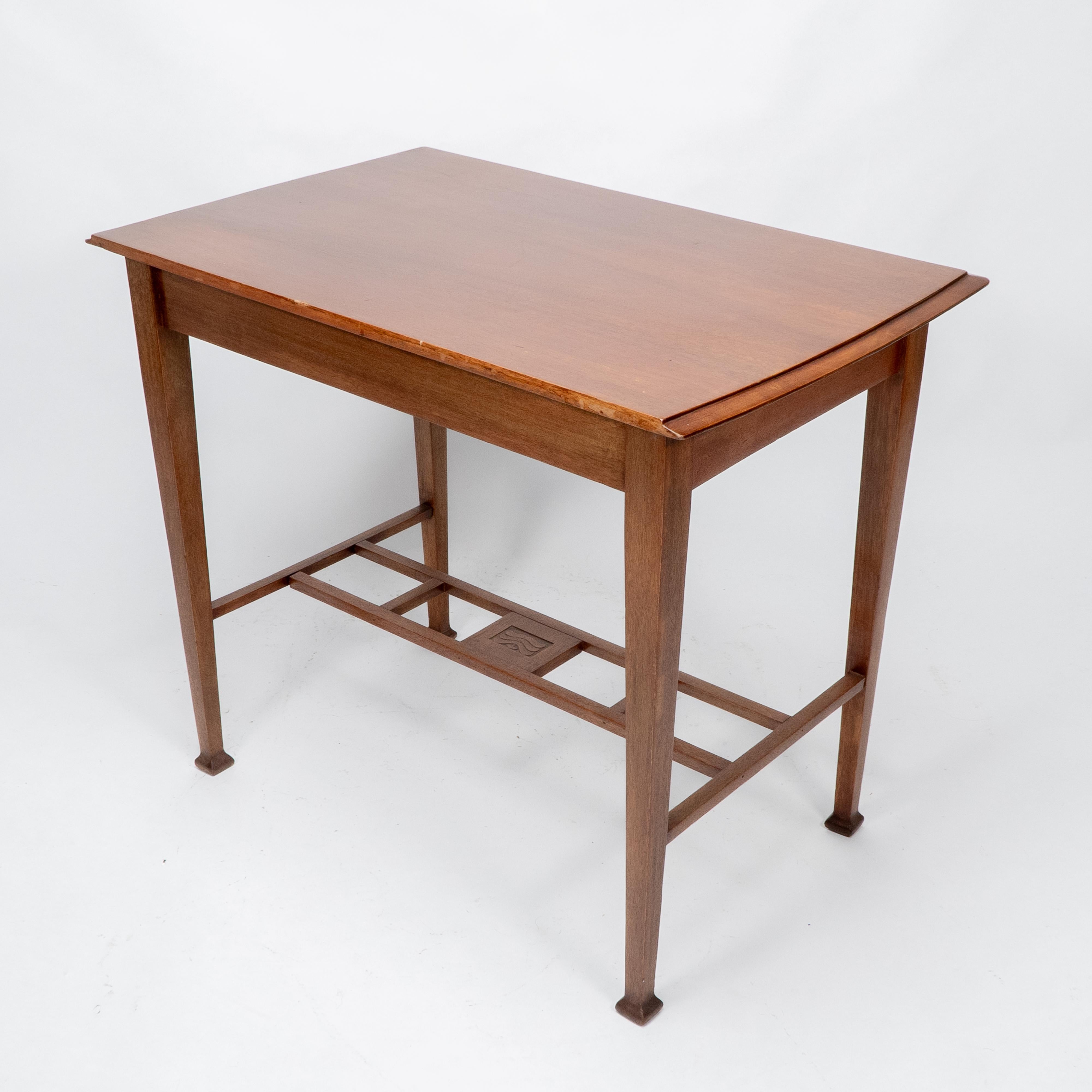 Ein Beistelltisch aus Nussbaumholz der Glasgower Schule im Arts & Crafts-Stil mit geschwungener Kante. (Arts and Crafts) im Angebot
