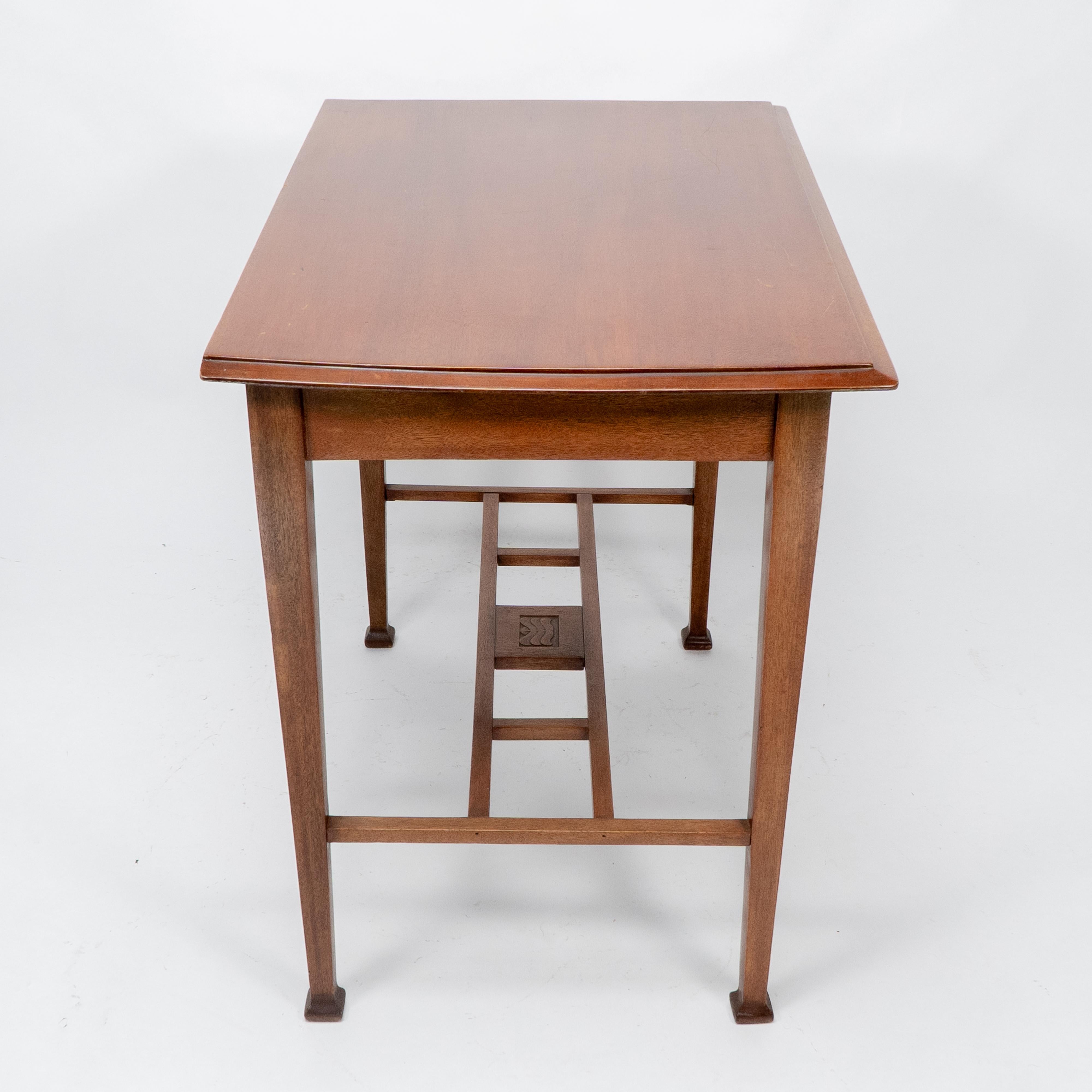 Ein Beistelltisch aus Nussbaumholz der Glasgower Schule im Arts & Crafts-Stil mit geschwungener Kante. (Schottisch) im Angebot