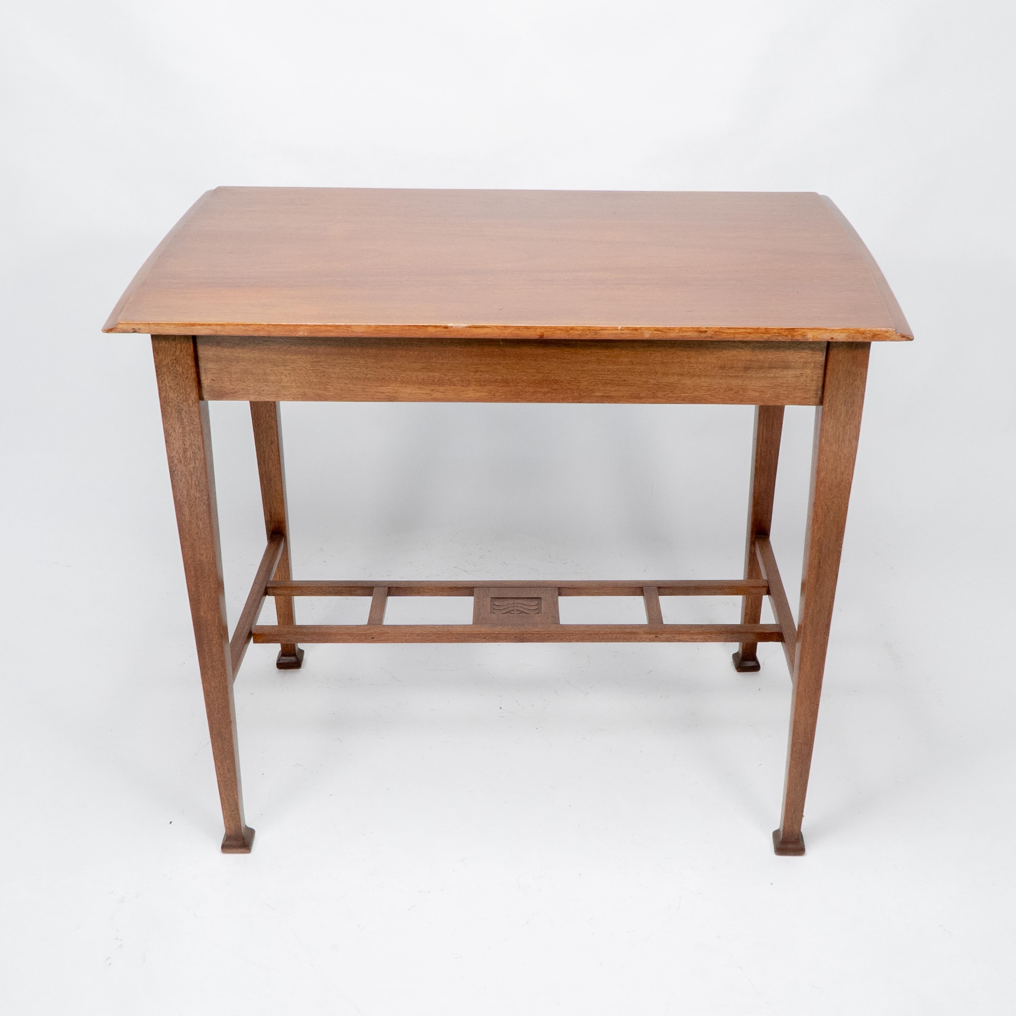 Ein Beistelltisch aus Nussbaumholz der Glasgower Schule im Arts & Crafts-Stil mit geschwungener Kante. (Frühes 20. Jahrhundert) im Angebot