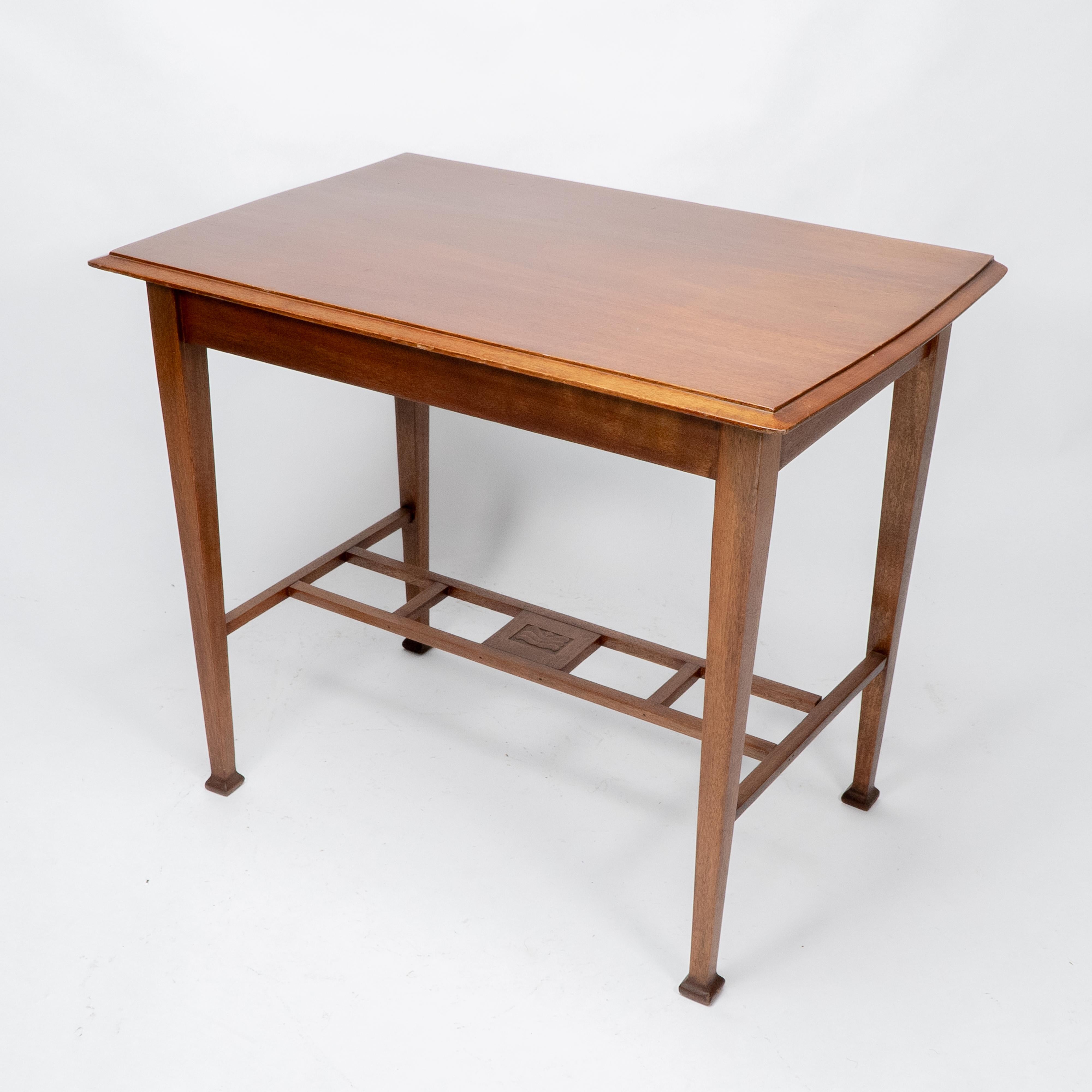 Ein Beistelltisch aus Nussbaumholz der Glasgower Schule im Arts & Crafts-Stil mit geschwungener Kante. (Walnuss) im Angebot