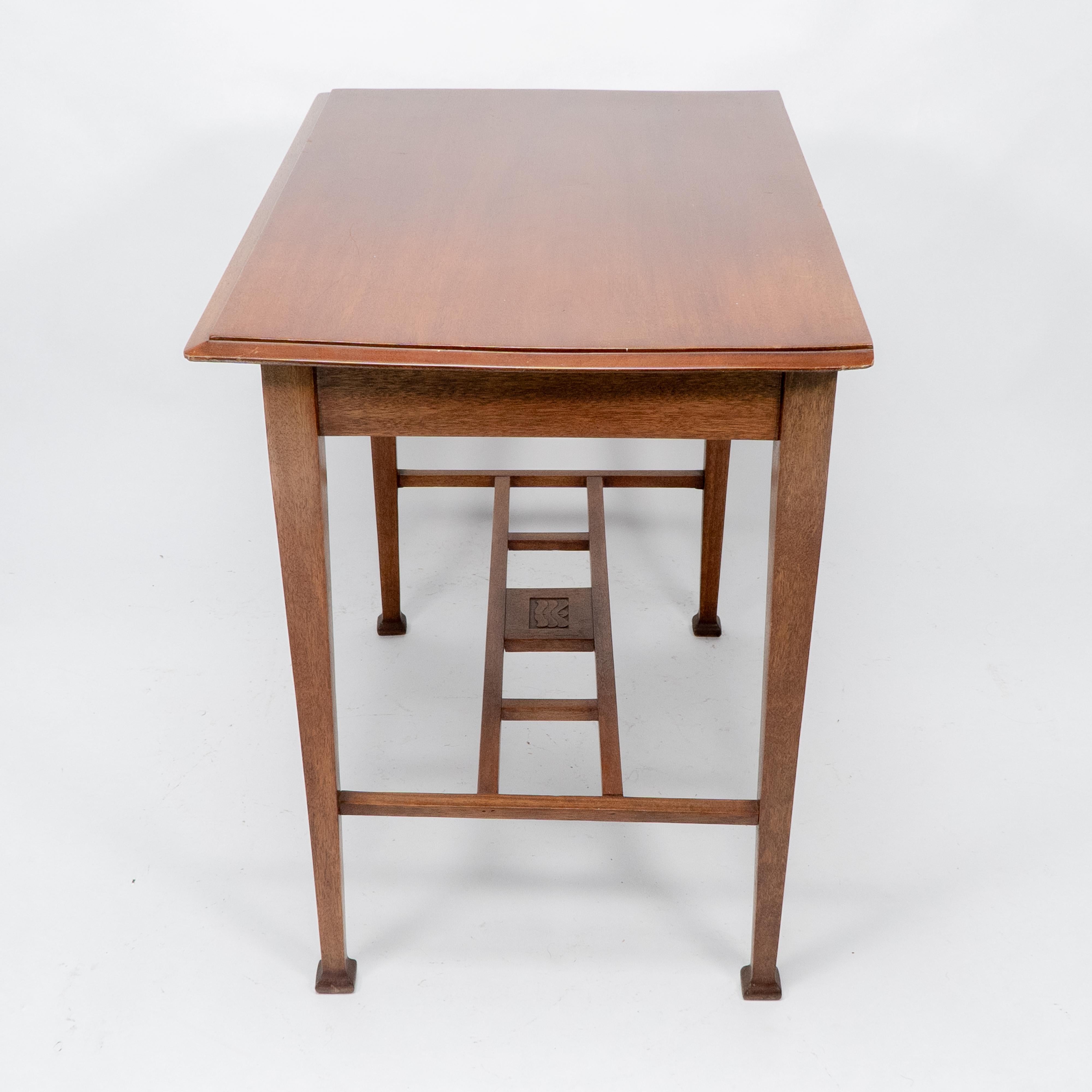 Ein Beistelltisch aus Nussbaumholz der Glasgower Schule im Arts & Crafts-Stil mit geschwungener Kante. im Angebot 1