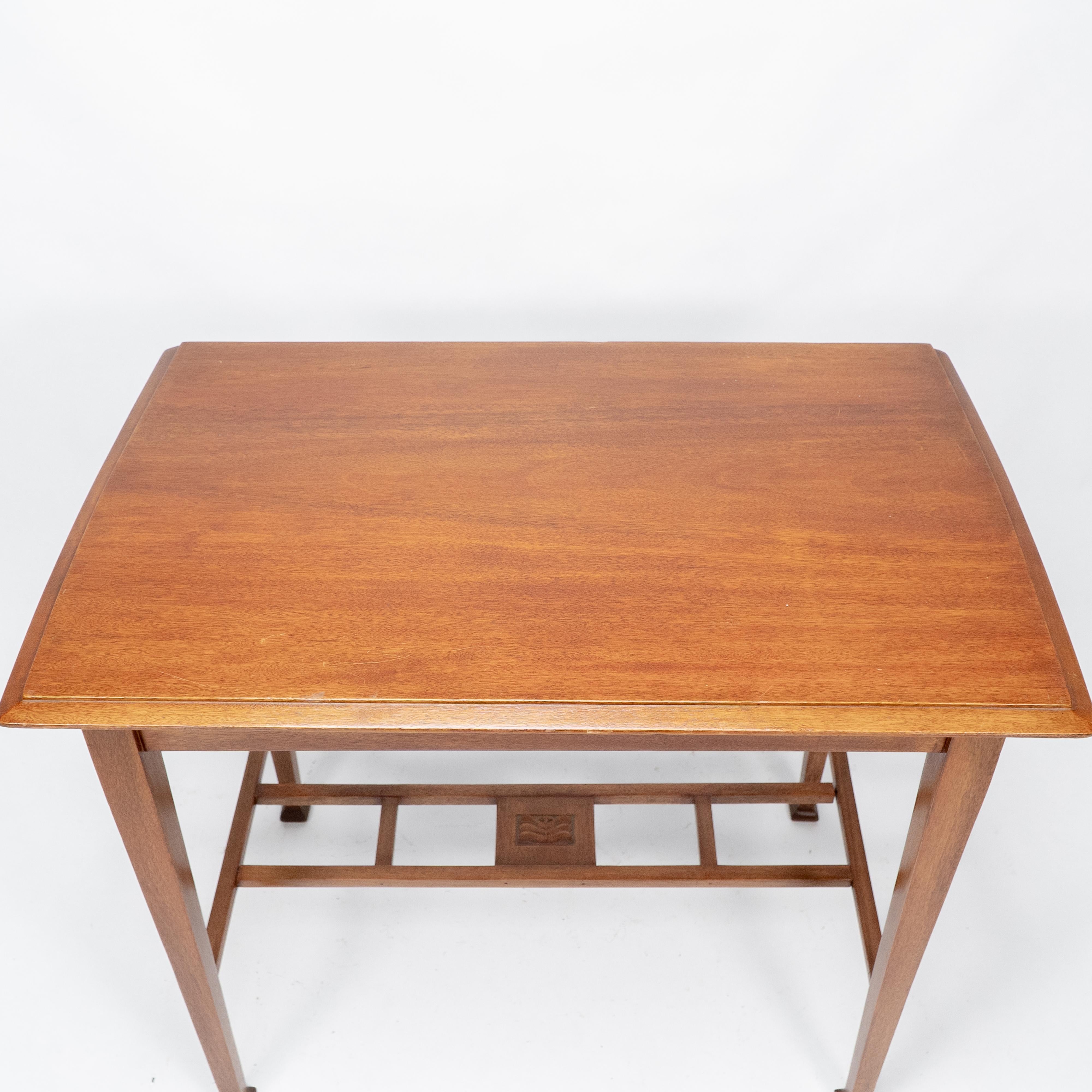 Ein Beistelltisch aus Nussbaumholz der Glasgower Schule im Arts & Crafts-Stil mit geschwungener Kante. im Angebot 2