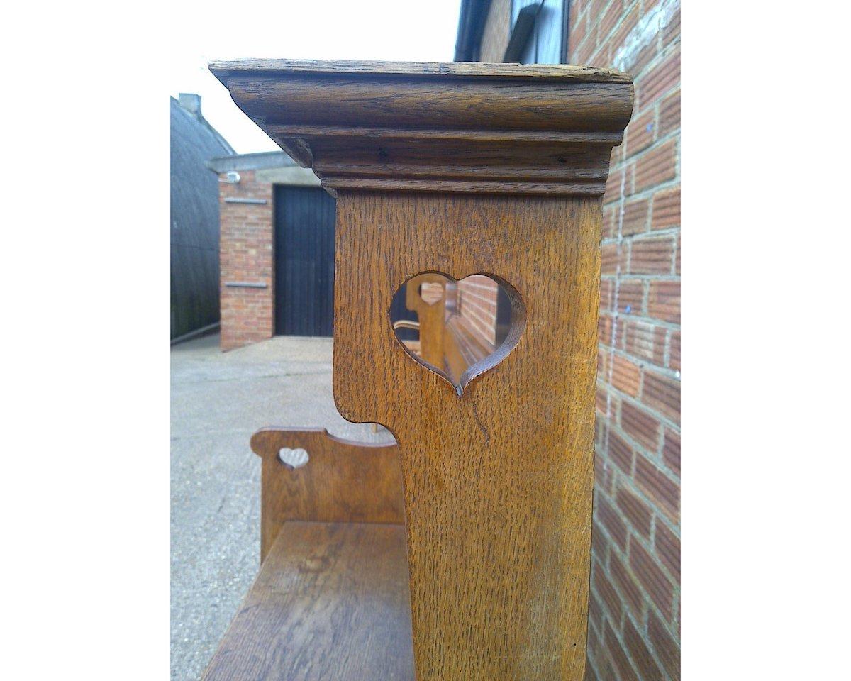 An Arts & Crafts Oak Settle by Liberty & Co with Mashrabiya turnings to the back In Good Condition For Sale In London, GB