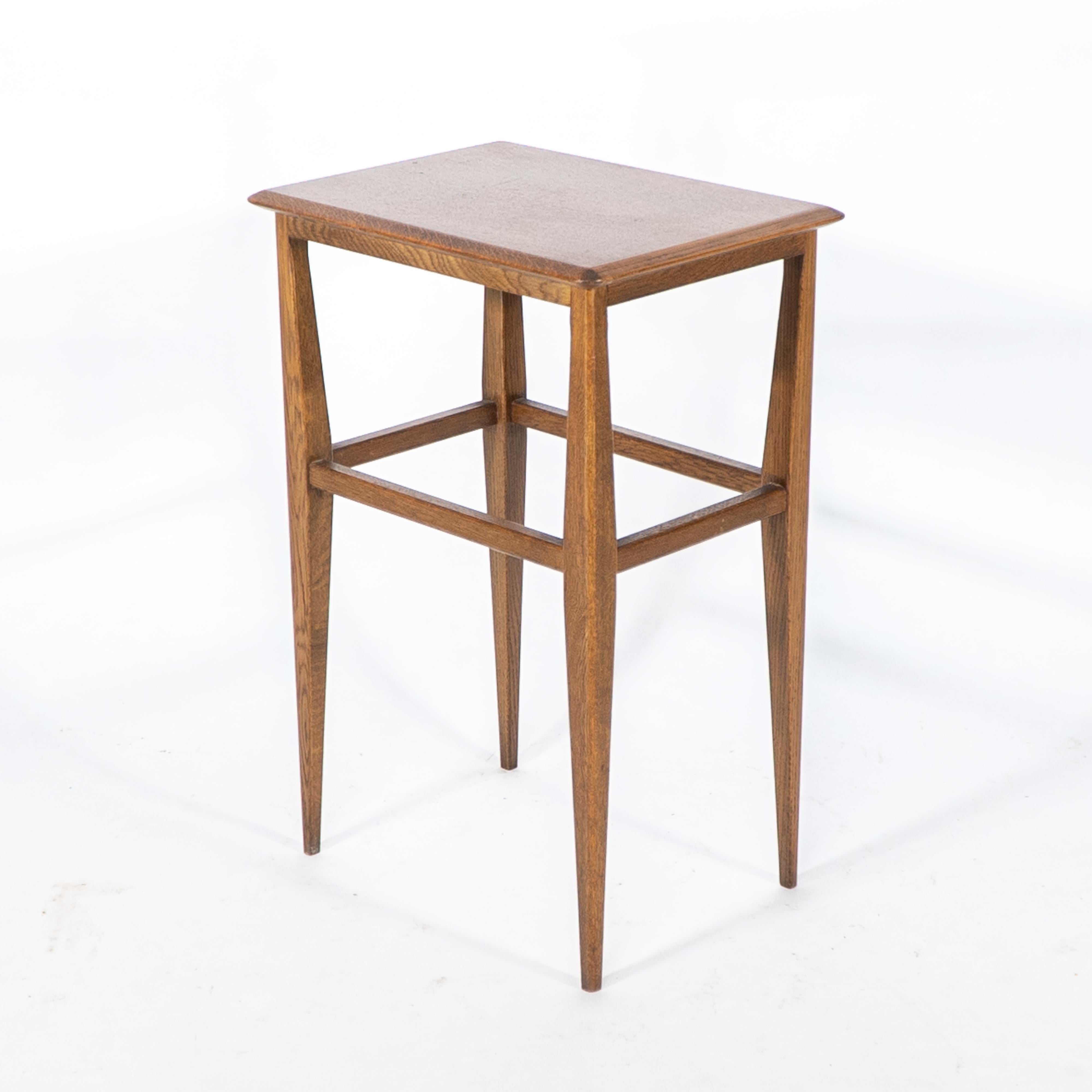 An Arts & Crafts oak side table with molded edge to the top & shaped legs In Good Condition For Sale In London, GB