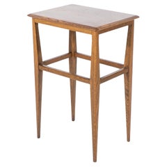 Un tavolino in quercia Arts & Crafts con bordo modellato sul piano e gambe sagomate